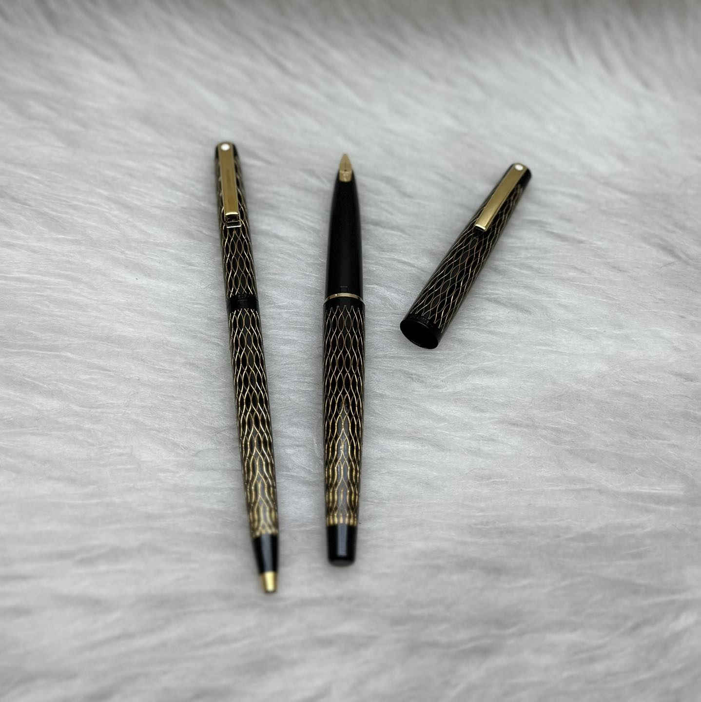 SHEAFFER (632)
سيت شيفر(632)
 حبر و جاف
امريكي  المنشأ اصلي 
ريشة(سلاية) ذهب عيار 14k
نقشة مميزة طلاء ذهب 
انتاج سنة السبعينات 
حجم الخط F
جديد غير مستخدم 
مع العلبة الاصلية 
للاستفسار المراسله على الخاص او الاتصال بالرقم  *********** 
يوجد خدمة توصيل داخل بغداد و محافظات
