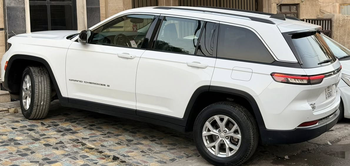 السلام عليكم عندي جيب ٢٠٢٣ رقم بغداد الدولي جديد سنويه وأرقام وهزه كله جديد بسمي تحويل ثاني يوم سياره جديده بمعنى الكلمه بوضع الشركه كلين تايتل كفاله عامه من الصبخ والضربه كلشي جديده وعلى ايدي فووول مواصفات عدى الفتحه فقط 
بصمه تشغيل + بصمه ابواب 
شاشه 
كامره 
جنطه كهرباء 
كشنات جلد 
رادار جانبي 
كشنات خزن ميموري 
تحكمات 
تدفئه تبريد بل كراسي 
تبريد قطعتين 
٦ سلندر 
مودات قياده
كشنات كهرباء 
تشغيل عن بعد 
وبعد بيها هوايه مواصفات ممذكوره 
سياره جديده ومابيها نقص 
مكان السياره بغداد
عارضها ب ٣٢٥ وبيها مجال للشراي 
وهذا رقمي 
***********
