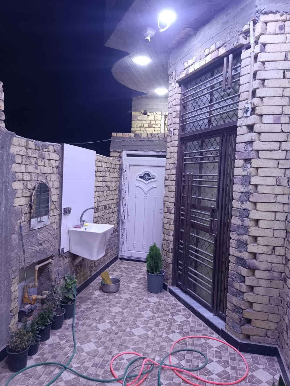 للأيجار 150 م حي العسكر قرب مدرسة العراق شارع ٧ تبليط ومقرنص بالباب علمآ مع الأثاث ***********
