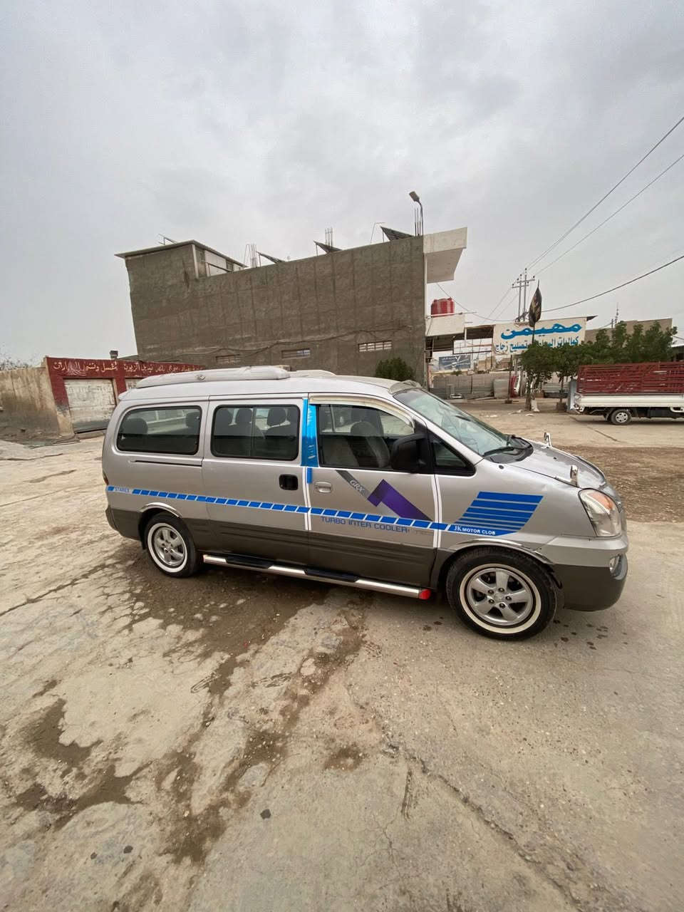 السلام عليكم ستاركس موديل 2007 اصل تكمه وسنويه رقم بابل إنكليزي شرط التحويل سنويه لغاية2028 مصفره هيئه ومرور 
مفتوح كير عادي مكينه وكير واكسل كفاله بشرط المكينه لاتنقيص ولاتبخيرر البدي كفاله من الحادث + رشات صبغ بسيطه 
الدواخل نضيفه بمعنى الكلمه دوشمه ارضيه وكشنات والتنته حداديتها منفوضه نفض ١٠٠٪؜
كهربائيات كلها شغاله سنتر لوك شغال  
تخم تايرات جديد ابو الخط 
السعر 80 وبيها مجال العنوان بابل الحله 
 ***********
***********
