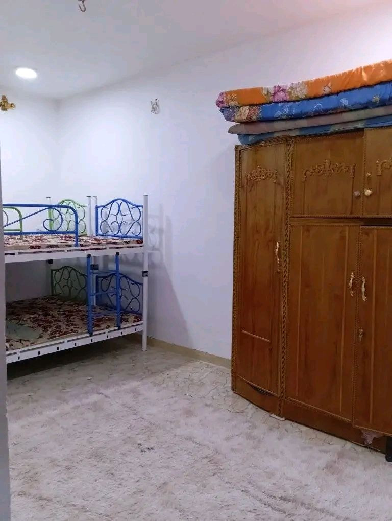 السلام عليكم بيت للبيع مساحته 114
طابقين يحتوي على 3غرف وملحقاته 
سند 25 مباشر من أبو الكاع 
سعره مناسب يتوفر بلقرب منه مدارس كامله 
اسواق افران مولده 
البيت يقع على ساحه وشارع تبليط امام الساحه 
طريق البوبيات عمود 86بدايه الحر الصغير خلف اسواق السلطان الشراي يدلل 
اهلا وسهلا بحضرتكم ***********
***********
