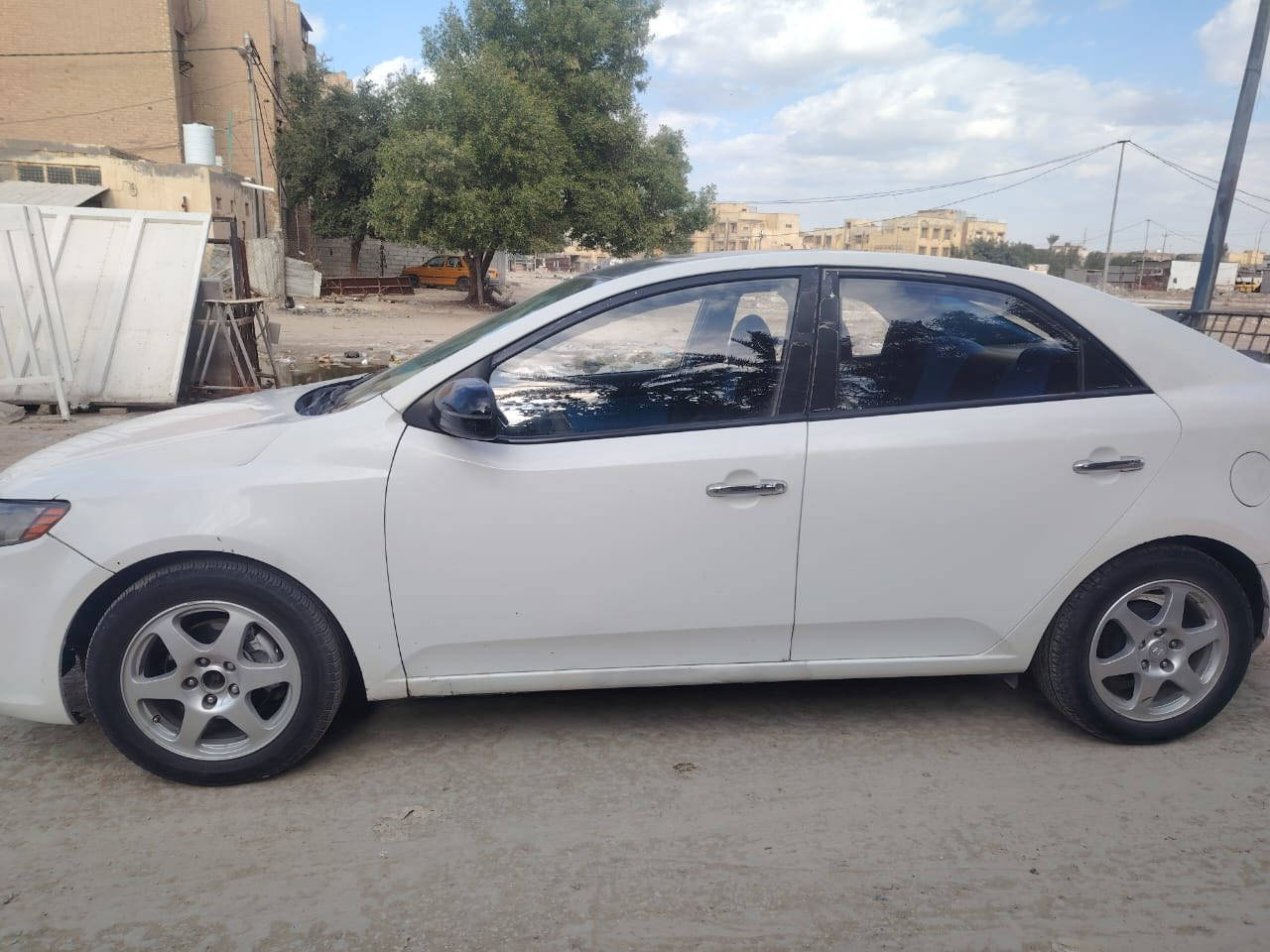 سلام عليكم
 سيراتو  ١٢ كصه جنطه
مكينه كير حداديه تخم تاير تبريد كله جديد 
سياره جاهزه من كلشي مابيه اي نقص
 سعر 45 بيه مجال 
***********
