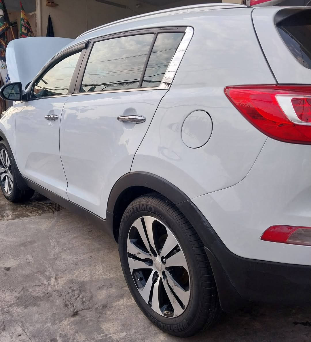 السلام عليكم...سبورتج موديل ٢٠١٤ محرك ٢٠٠٠ دوش... بانوراما شاشه..كاميرا..حساس..مري شفط و اشاره...بصمه..بصمه أبواب..رقم بغداد دولي بأسمي...صبغ ٤ قطع ابيع حزام 
السعر :١٣٥ بيه مجال قليل
مكاني:بغداد الجديده 
للاتصال:***********
