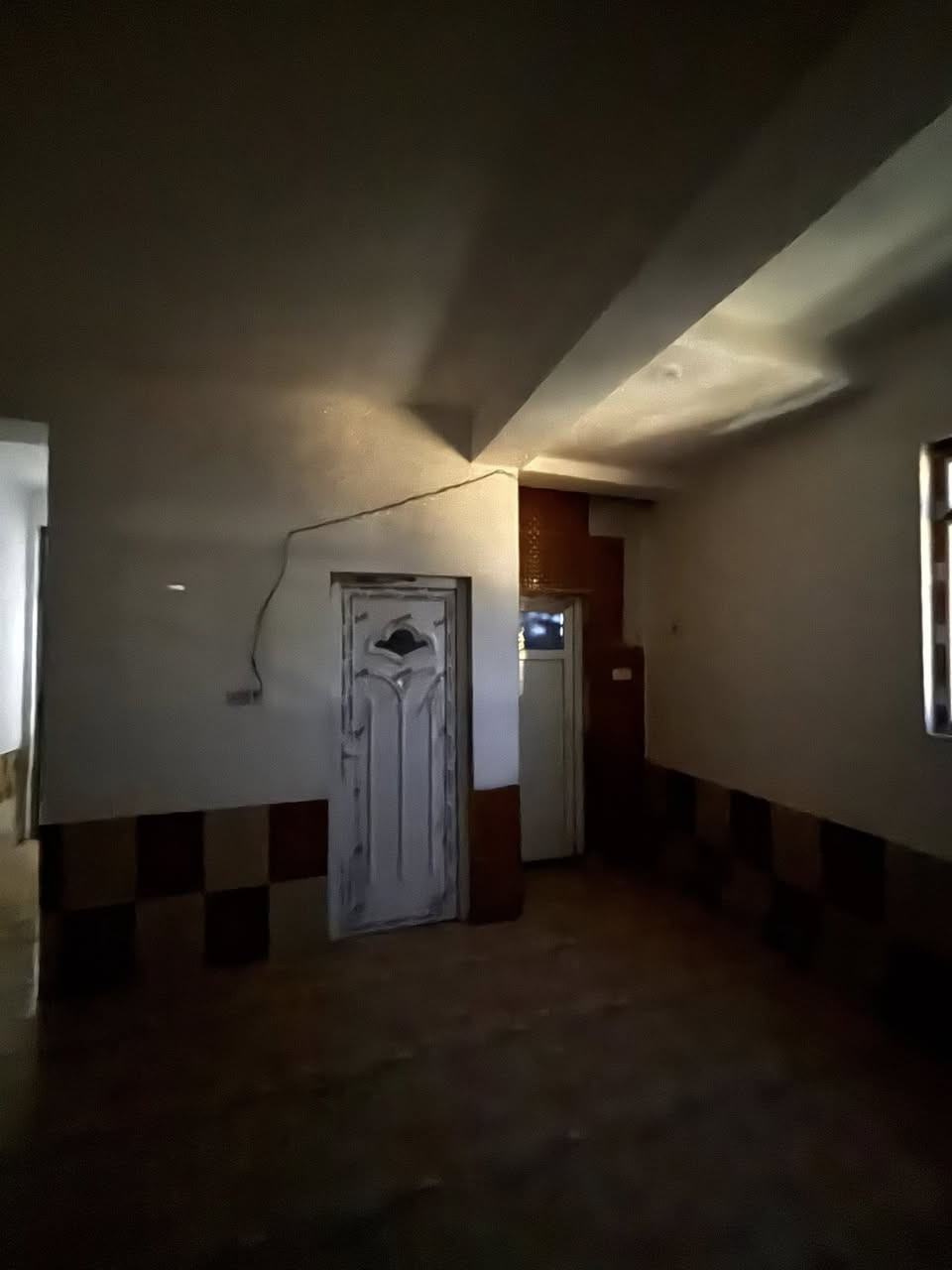 يوجد شقه للايجار   في عمارة الحاج ابو منجد تحتوي عل ثلاث غرف  ومطبخ وحمام وصاله كبيره  الموقع قرب من البانزين خانه  مقابيل جامع السراج المنير  للا استفسار اكثر التواصل عل الرقم ‭٠٧٨٦ ٤٨٥ ٨٥٥٧‬
