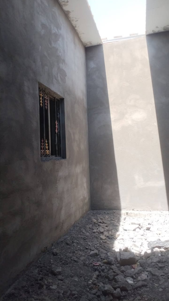سلام عليكم ورحمة الله وبركاته بيت هيكل ملبوخ  بس  نقص بورك وارضيه واصل ماي وكهربا للبيت البيت ركن  وعله شارع مقابل مدرسه وخلفه حسينيه مكانه كلش حلو مساحته 250 خابط  في الجويه  وعندي نص دونم بل دواجن محدول وجاهز اريدهن ثنينهن مراوس بقطعه او نص طابو وذا مرتبه ازيده  ***********
