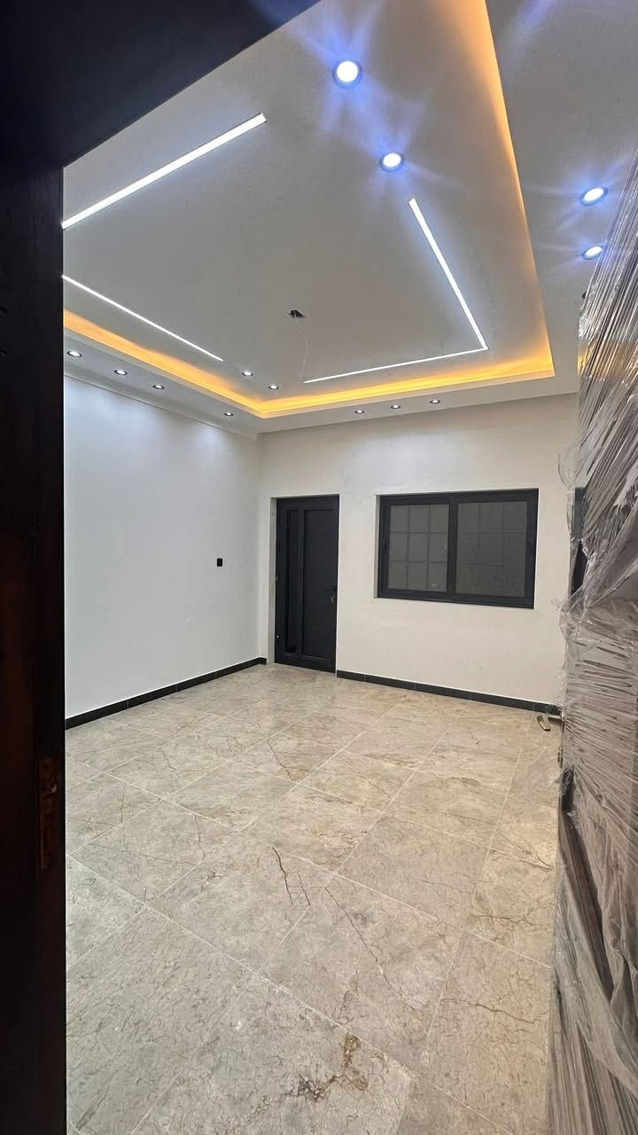 بيت للبيع بمنطقة الخربطليه الجديده قرب جامعة الكنوز العيادات الطبيه مساحه 252+12 متر فظله بناء جديد درجه اولى ثلاث طوابق يحتوي على 8 غرف + غرفة طعام واستقبال وحديقة داخلية وخارجيه شارع 15 متر يصلح سكن او مشروع تجاري مدرسه او روضه او مجمع طبي للتواصل ***********
