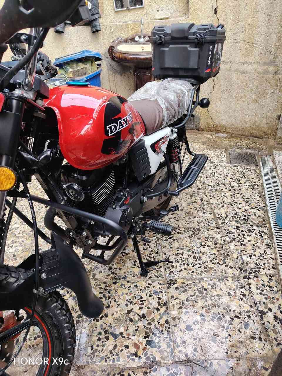 السلام عليكم دراجة دايوان للبيع فقط نزلتهة قبل شهر ماشية ٥٠٠٠ بعدهة زيرو استخدام شخصي رقم وسنوية لوحات عدد ٢ بأسم الشركة بعدهي 
سعره ٢٧٥٠ مليونين وسبعمية وخمسين 
مكان بغداد البلديات 
***********
