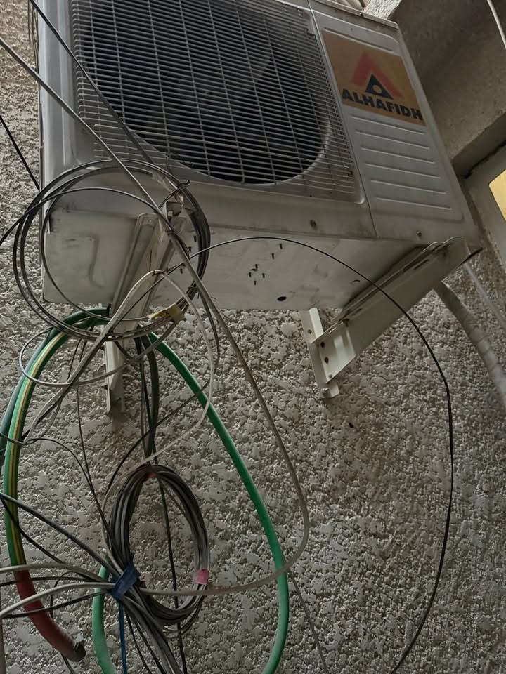 سبالت اثنين كنتوريات الاحمر شغال والابيض عاطل اثنينهن ٢ طن 

قيم بما يرضي الله 

الاتصال عالرقم ***********
