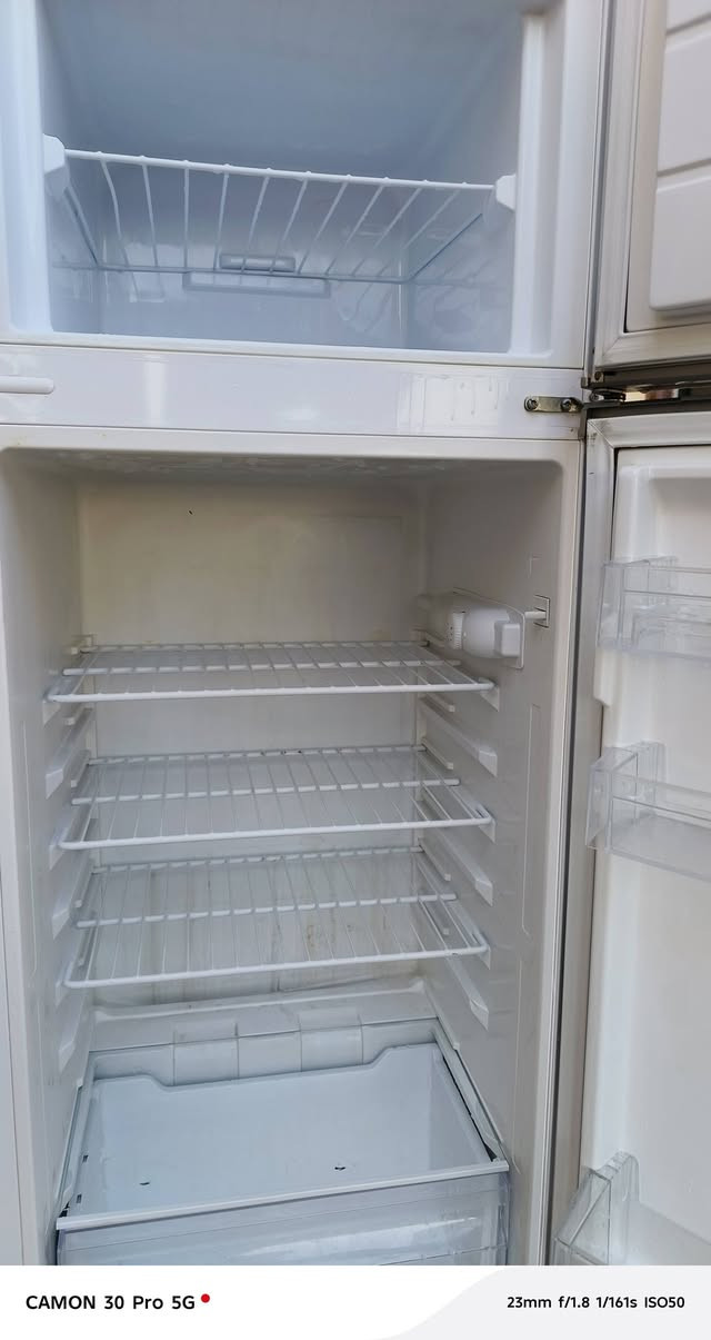 ثلاجه مستعملة للبيع أخو الجديد شرط حجم 12 قدم للاتصال رقم ***********
