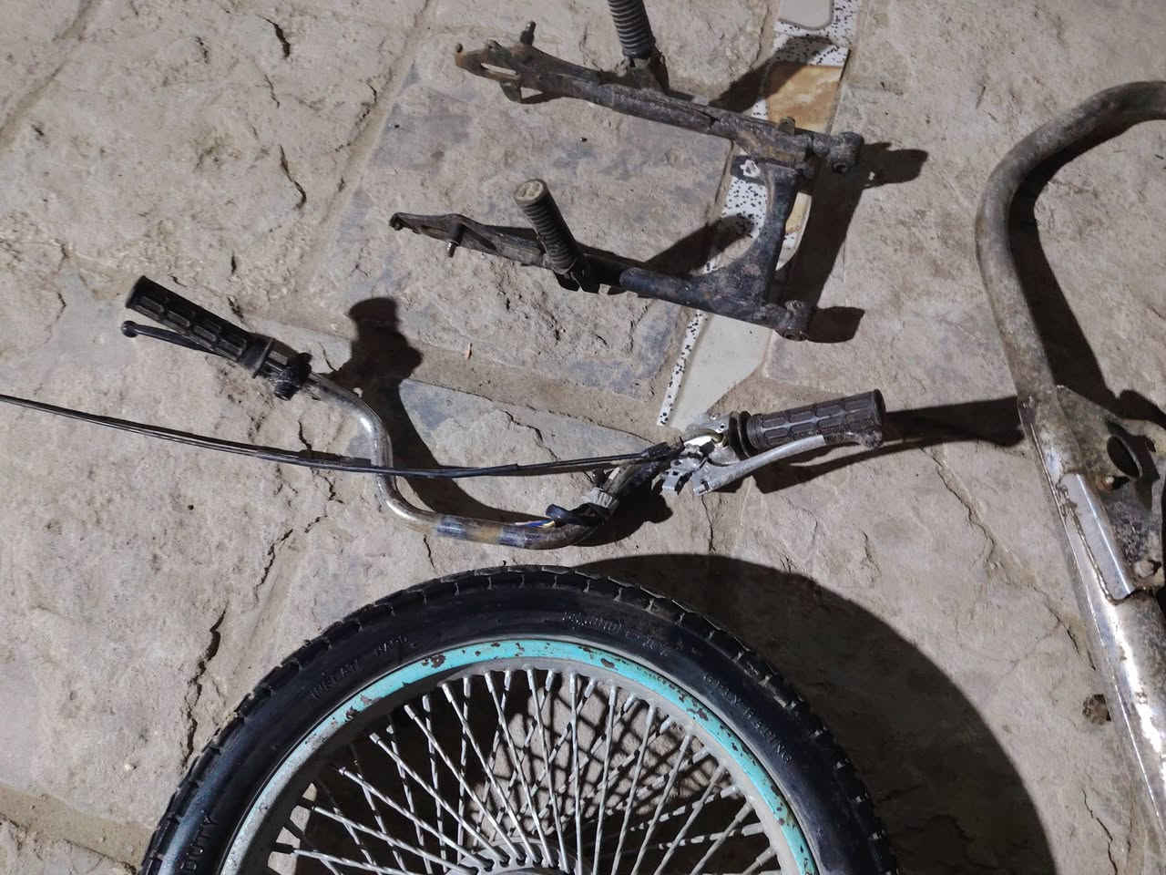 السلام عليكم اغراض دراجه للبيع اربعه كير ***********
