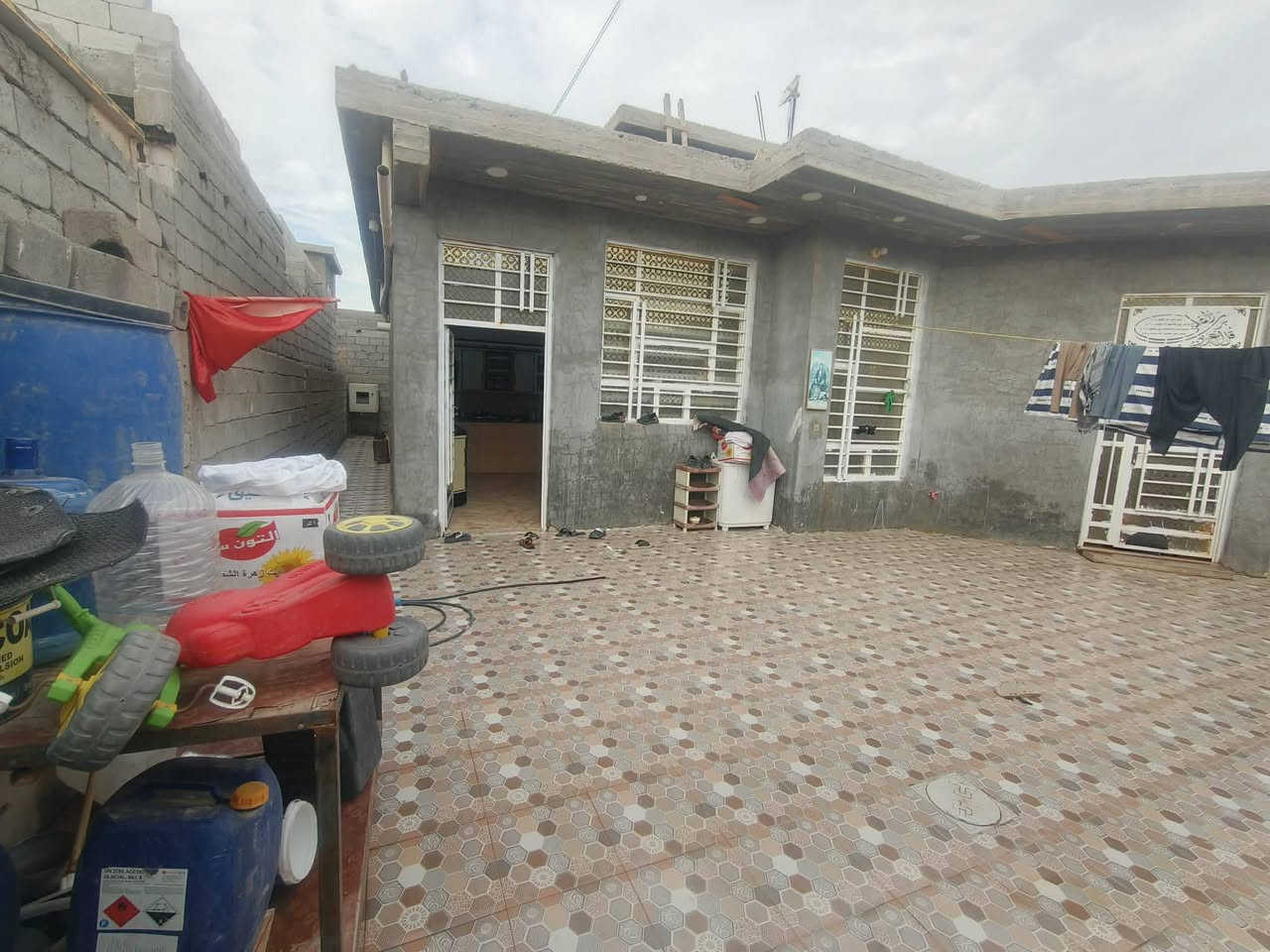 السلام عليكم مكلف بلنشر 
يوجد دار للبيع في حي ذويب الثاني 
مع الأثاث 
المساحه 300 متر 
البناء طابوق جمهوري 
استقبال 8×4 
هول 4×7 
غرفتين 5×4 
مطبخ 6×4 
صاله 4×5 
كراج 9×7 
الأستفسار اكثر على الرقم ‏‪***********‬‏
