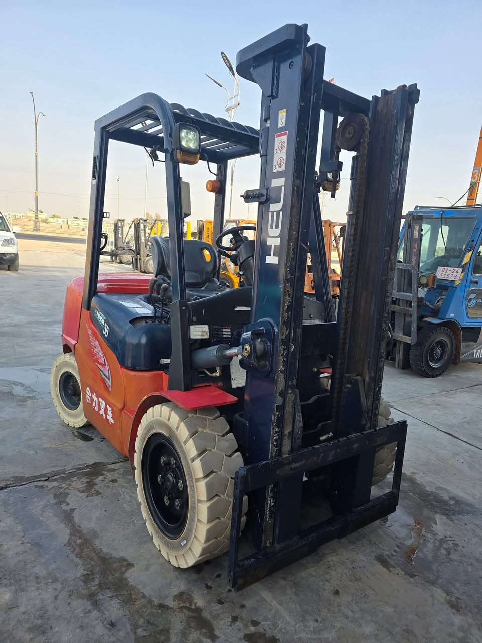 للبيع رافعه شوكيه HELl موديل 2015 منفيس رقم كاتي 
3.5طن 3حركات دخول جديد كفاله عامه 
مكينه أزوزه ياباني ع وضع الشركه بلادي 
العنوان ديالى بعقوبة قرب مديريه المرور 
تفاصيل اكثر اتصل ع 
***********
***********
***********
 يوجد توصيل جميع المحافضات
