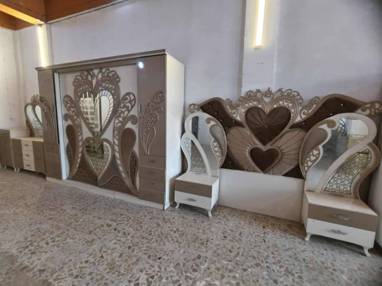 غرفه ٧ قطع ضخمه نضيفه جدا كنتور ٣ متر لون ميتاليك
بسعر مميز
425 الف بدون نقل وشد 
متوفره بمعرض الملك
حي ميسان مقابل نفق المختار ***********
