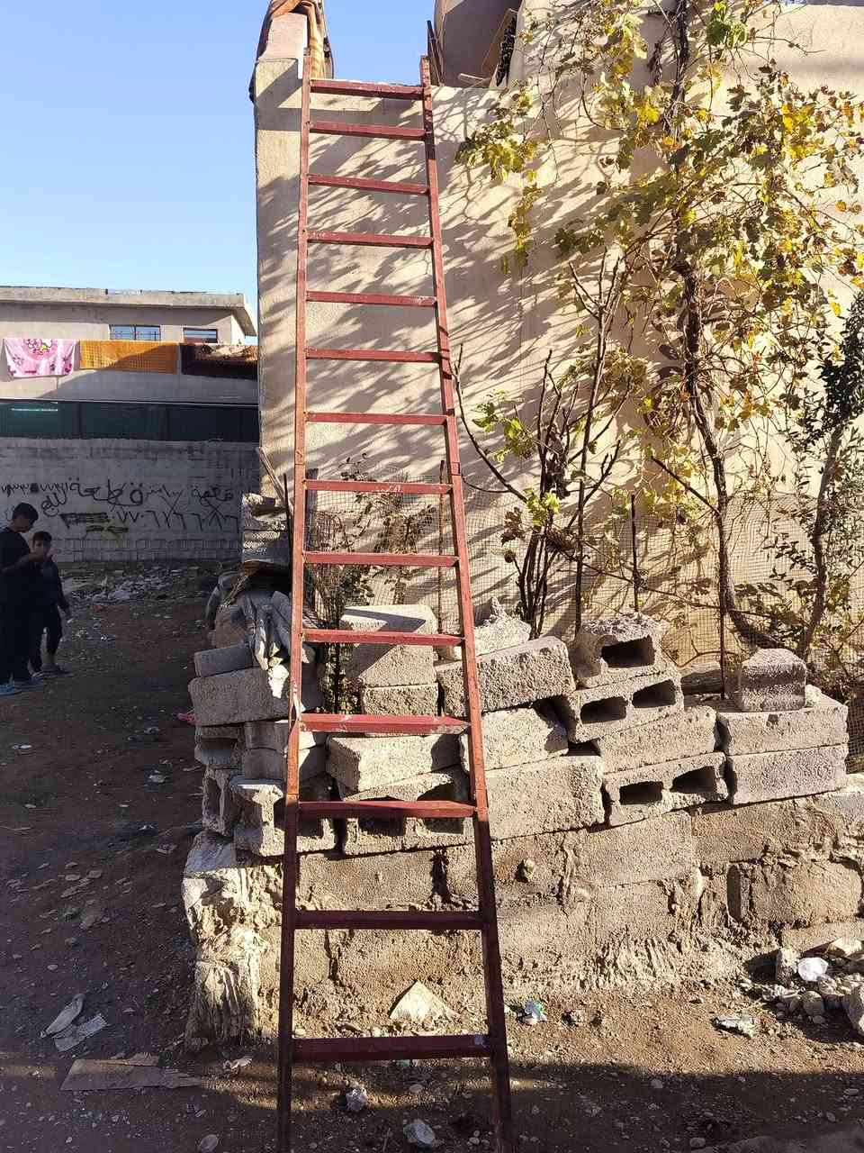 السلام عليكم درج حديد تفصال  للبيع  سعره ٧٥ وبي مجال   شراي خابر***********
