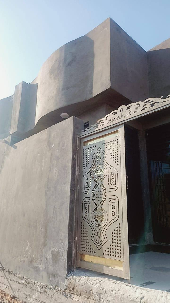 سلام عليكم بيت البيع المساحه 100 سند 25 قرار محكمه بناء جديد درجه وله يتكون من غرفه وصاله ومطبخ وستقبال حمام داخلي علمن البيت سقف وساس صب كونكريت السعر 47 العنوان عباسيه قرب الرواي  قرب معرض التاج ***********
