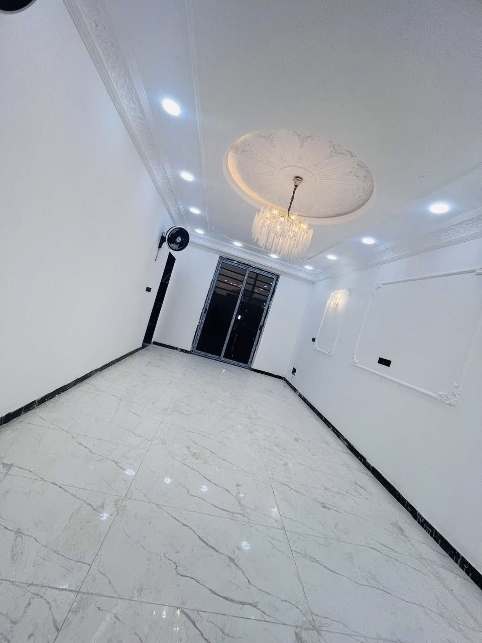 ياللة السلام عليكم 
دار للبيع 200م طابو صرف بسمي طابق واحد 
العنوان حي الجامعة من جهة دور النفط البيت على حديقة موقع مميز جدا جدا يتكون من استقبال وصالة وغرفة نوم ومطبخ وصحيات عدد 2 وممنور غير متواجد على فيس اتصال ☎️ ***********
