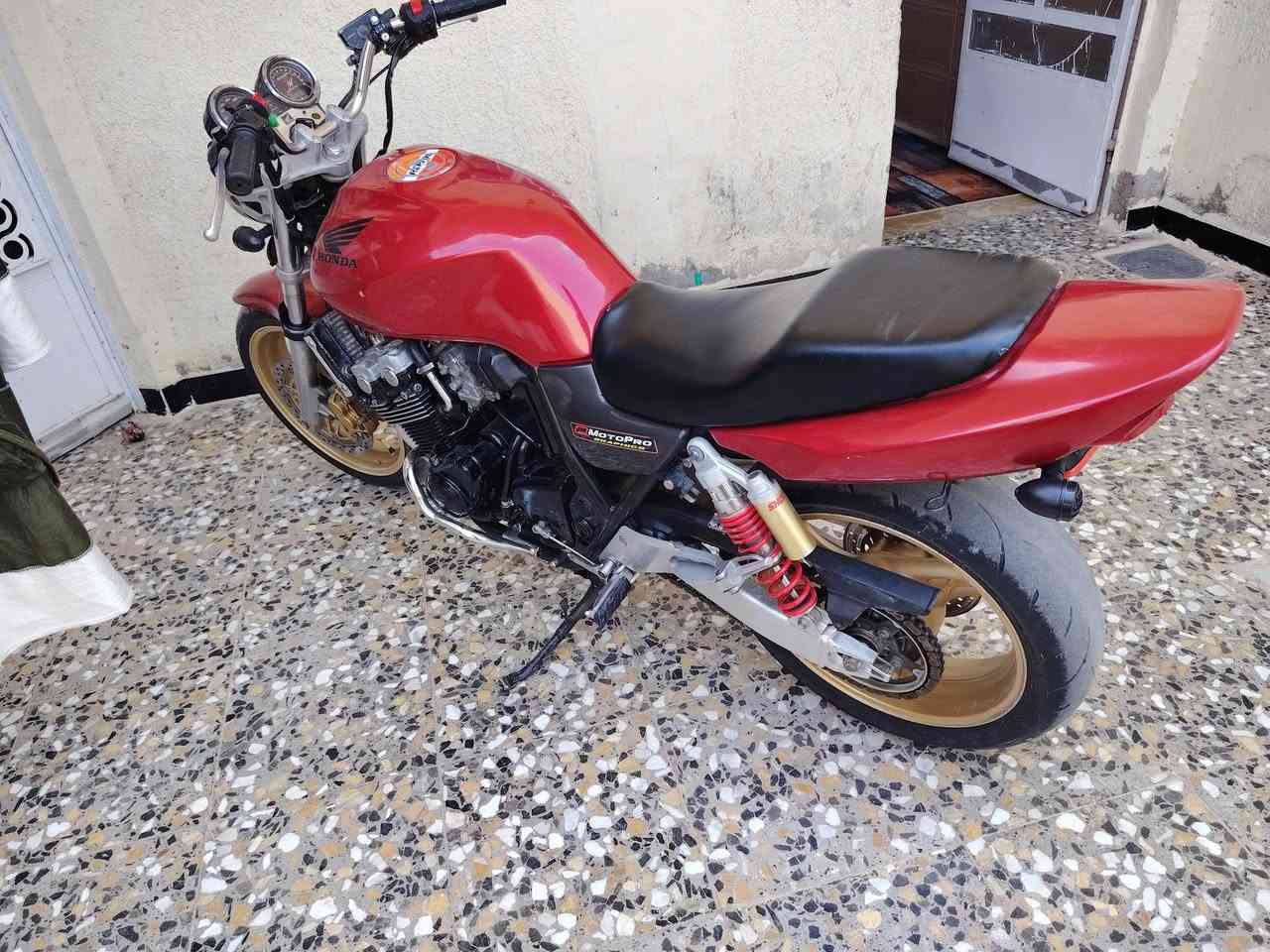 سلام عليكم هوندا سبي 4 جيل الثاني سكيورتي  هايبر    مكينه وكير كفاله عامه كل نقص مابيه 12قفل بيع سريع و أوراق كامله بيه مكان واسط النعمانيه الرقم ***********
