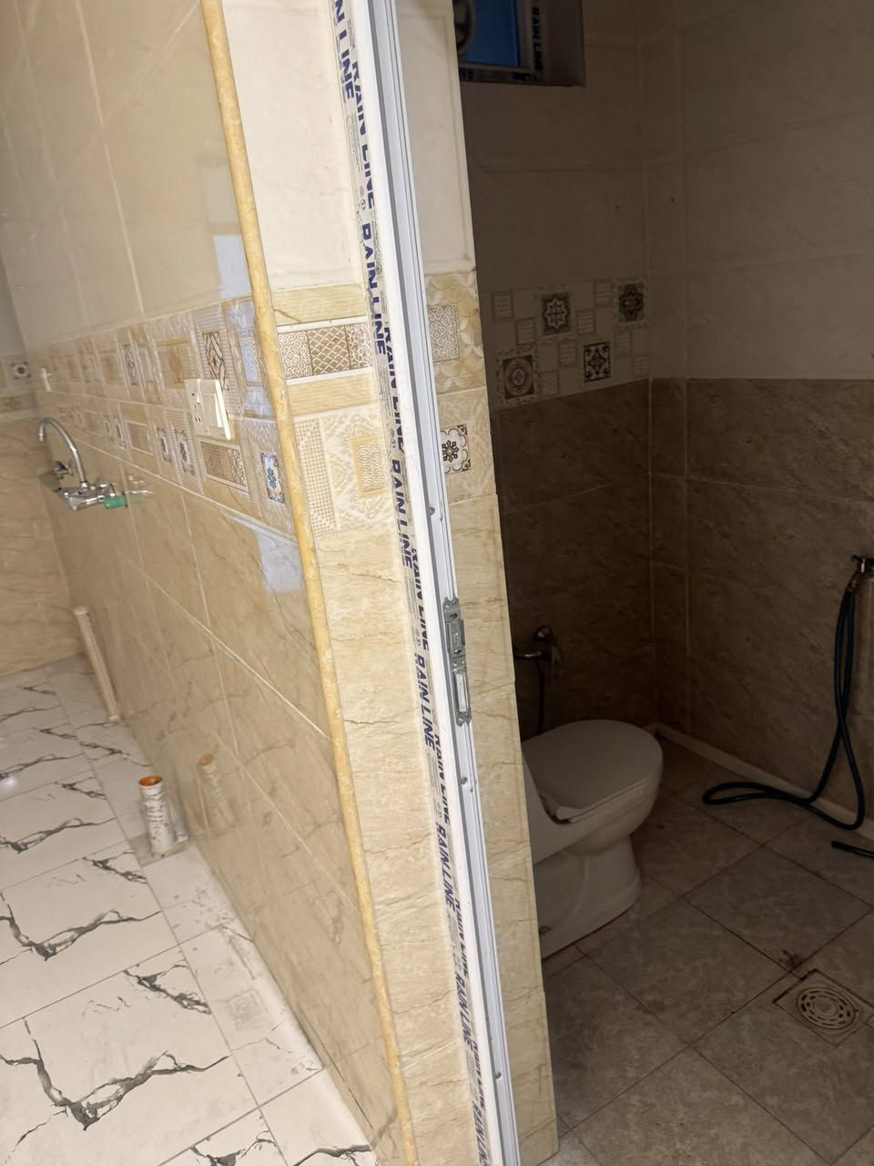 مشتمل للايجار مساحه 80 متر بناء حديث يحتوي الطابق الاول على صاله ومطبخ وخدمات وغرفه نوم والطابق الثاني غرفتين نوم وخدمات العنوان حي العامل شارع دائره الكهرباء للاستفسار والاتصال مكتب محمد الساعدي مقابل مول الحياه ***********
