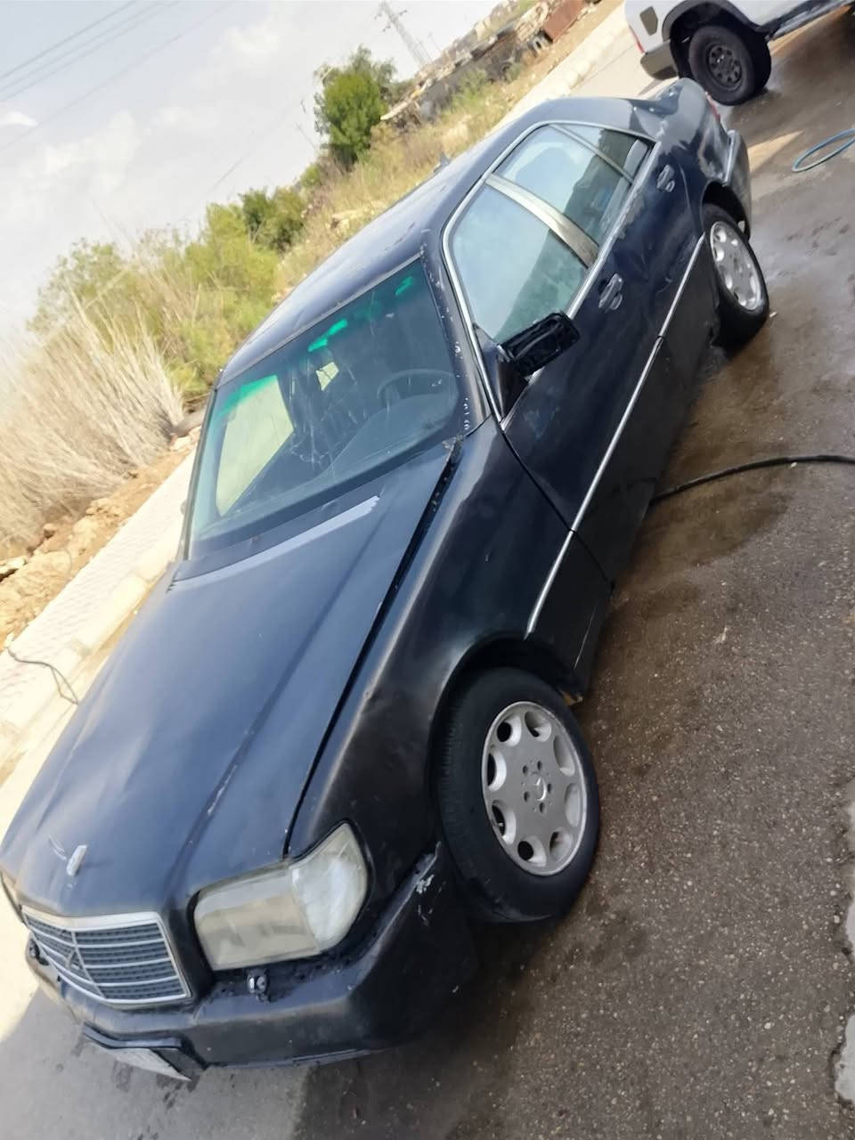 السلام عليكم سياره مرسيدس لبيع موديل ٩١ كير ومكينه ففتي بيها لستيك ولفف رقم قادسيه سنويه ٢٠٢٧ مكانها واسط كوت الفلاحين  سعرها 17ورقه وبيه مجال  رقم الهاتف  *********** تواصل فقط واتساب
