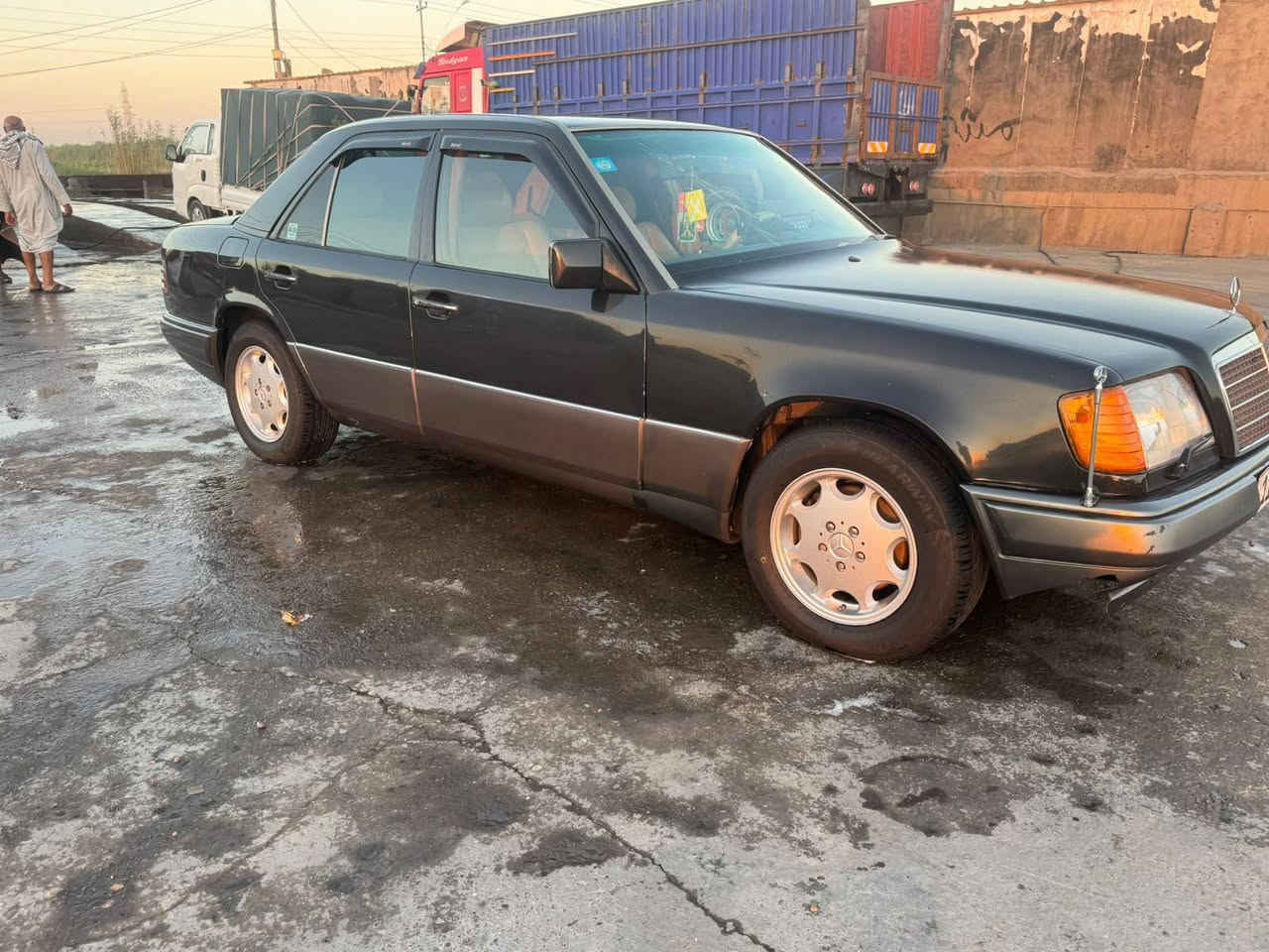 سلام عليكم اعاده نشر سبب الوعود الكاذبه // مارسدس دب 1992رقم بغداد بسمي مكينه 260 جديد صار اسبوع من شديته ابلادي تخم تاير جديد فتحه كهربائيات كله شغال قواعد ابلاد السعر 65 وبيه مجال ***********

