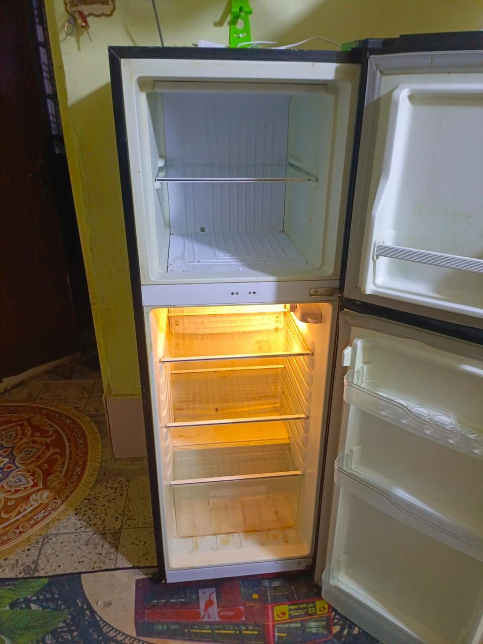 سلام عليكم 
ثلاجه 10 قدم نضيفه جدٱ جميد فوك وجوة 
وتاخذها من باب بيتي سعرها 150 وتوصيل موجود هذة رقمي *********** واتساب
