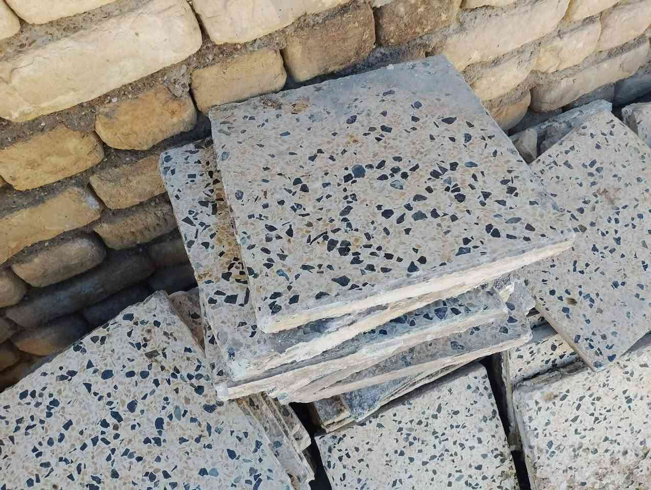 سلام عليكم كاشي اكثر من 300 نضيف للبيع بسعر مناسب الي يريده يتصل ***********
