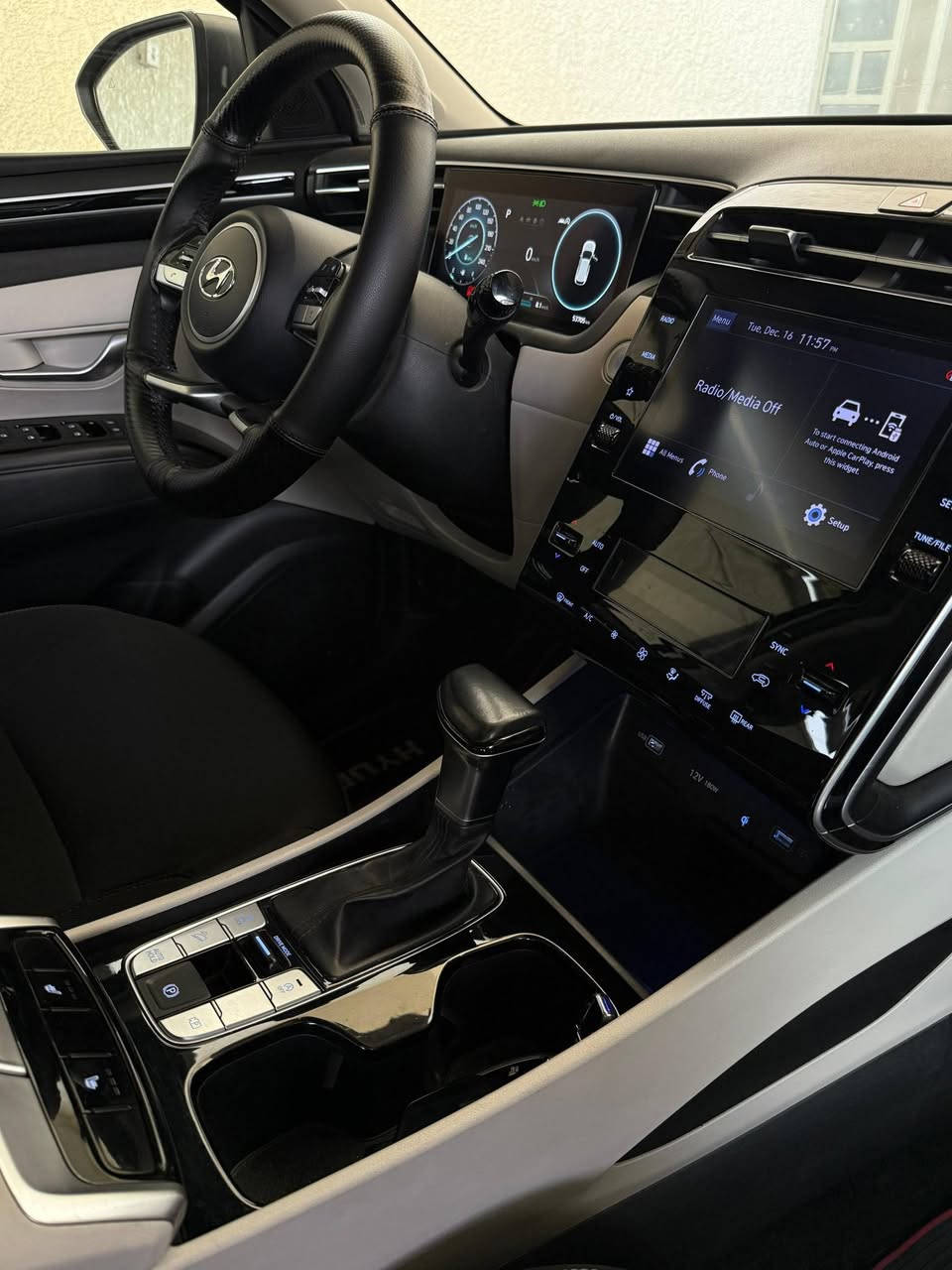 توكسان 2022 امريكي
ماشية 52 الف كيلو متر مو ميل
فول مواصفات 
فتحة
تشغيل عن بعد
صندوق كهرباء
كرسي كهرباء
كراسي تدفئة
شاحن واير ليس
تبريد قطعتين
هاند بريك بصمة
انظمة قيادة 
بصمتين
محرك 2.500 … 4 سلندر 
وغيرها من المواصفات المعروفة

حادثها كلش حلو الباب خلف الصدر مبدل 
وهنا بالعراق صار بيها اقل الشبر بخشم
الجاملغ الامامي بارد ومكحل على كده
هزة و سنوية ورقم كلهن جدد 
وبإسمي تحويل او وكالة

العنوان : بغداد - الدورة
السعر 200 وبيها مجال اتصل وتدلل
***********
