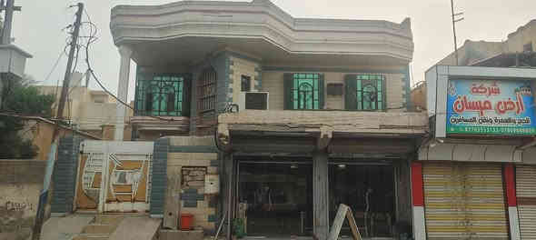 السلام عليكم
بيت للبيع حي الحسين القديم مقابل مجسر مقابل حلويات الحمداني  مصرف بغداد سابقا مساحته البيت 300 م  البيت طابقين مع ثلاث محلات  الطابق الارضي يحتوي على غرفتين وصاله واستقبال ومطبخ ومجموعه صحيه متكاملة الطابق الأول يحتوي على ثلاثه غرف ومجموعه صحيه ومخزن علما ان البناء من الكونكريت المسلح
للاستفسار الاتصال على الارقام التالية 
***********
***********
