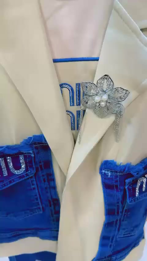 طقم وبدلات بناتي 🤍
عنوان المحل سوق شمري مقابيل طالب ابو الملابس 🤍 

واتساب ***********
