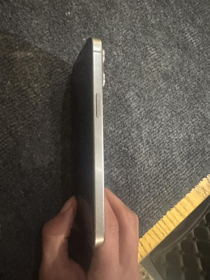 ايفون 15 برو ماكس ذاكره 256 دبل سيم كارت  بطارية 90 جهاز كلش نضيف سعر 900 قفل ***********
