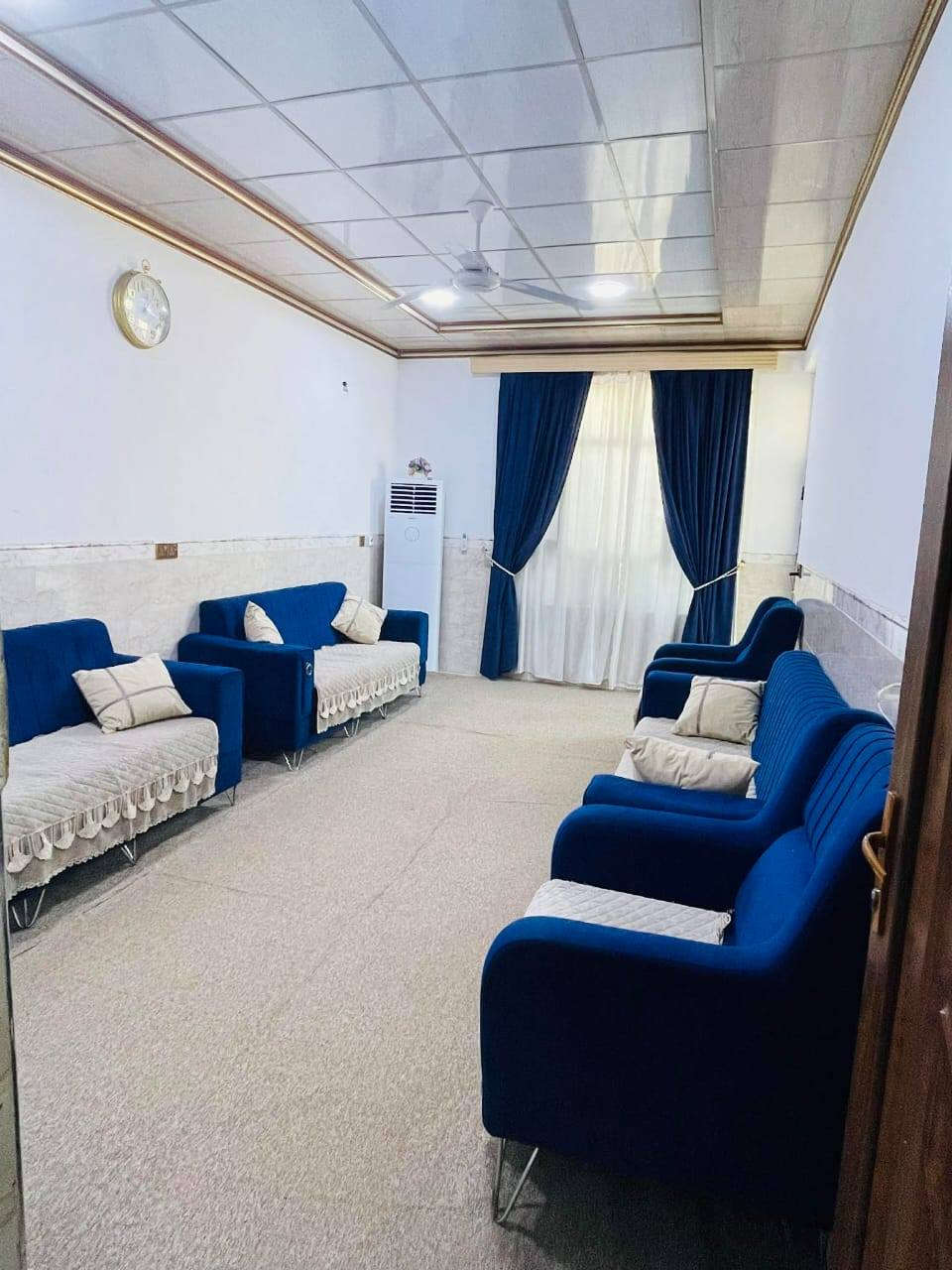 الدار للبيع موقع الزارعي التحرير سند 25
الجزء الاول يبعد عن الشارع الرئيسي ٨٠ متر مساحه 150متر 
بناء حديث يتكون من الاستقبال وغرفتين نوم مطبخ وصاله وصحيات 
طابق واحد اللاستفار الاتصال برقم ***********
-***********
