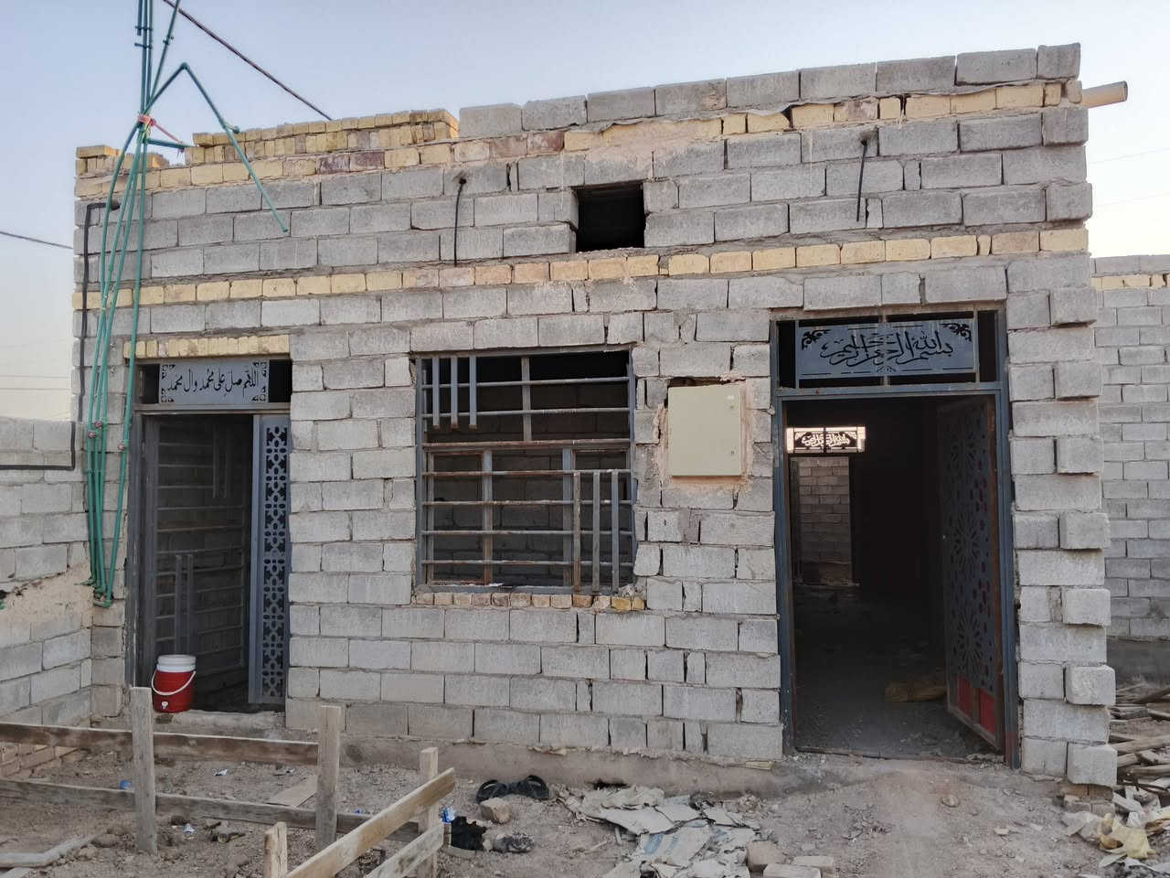 غرفتين 5×3
الصاله 8.5×4
مطبخ 5.5×4 حار +بارد
صحيات داخليات وخارجيات
براني على النص بنيان 9×4
مساحه البيت 200متر
ماي كهرباء جاهز
العنوان حي منصور الثاني نزله سيد ثابت
السعر 32بيه مجال الرقم صاحب البيت ***********
    مكلف بل النشر
