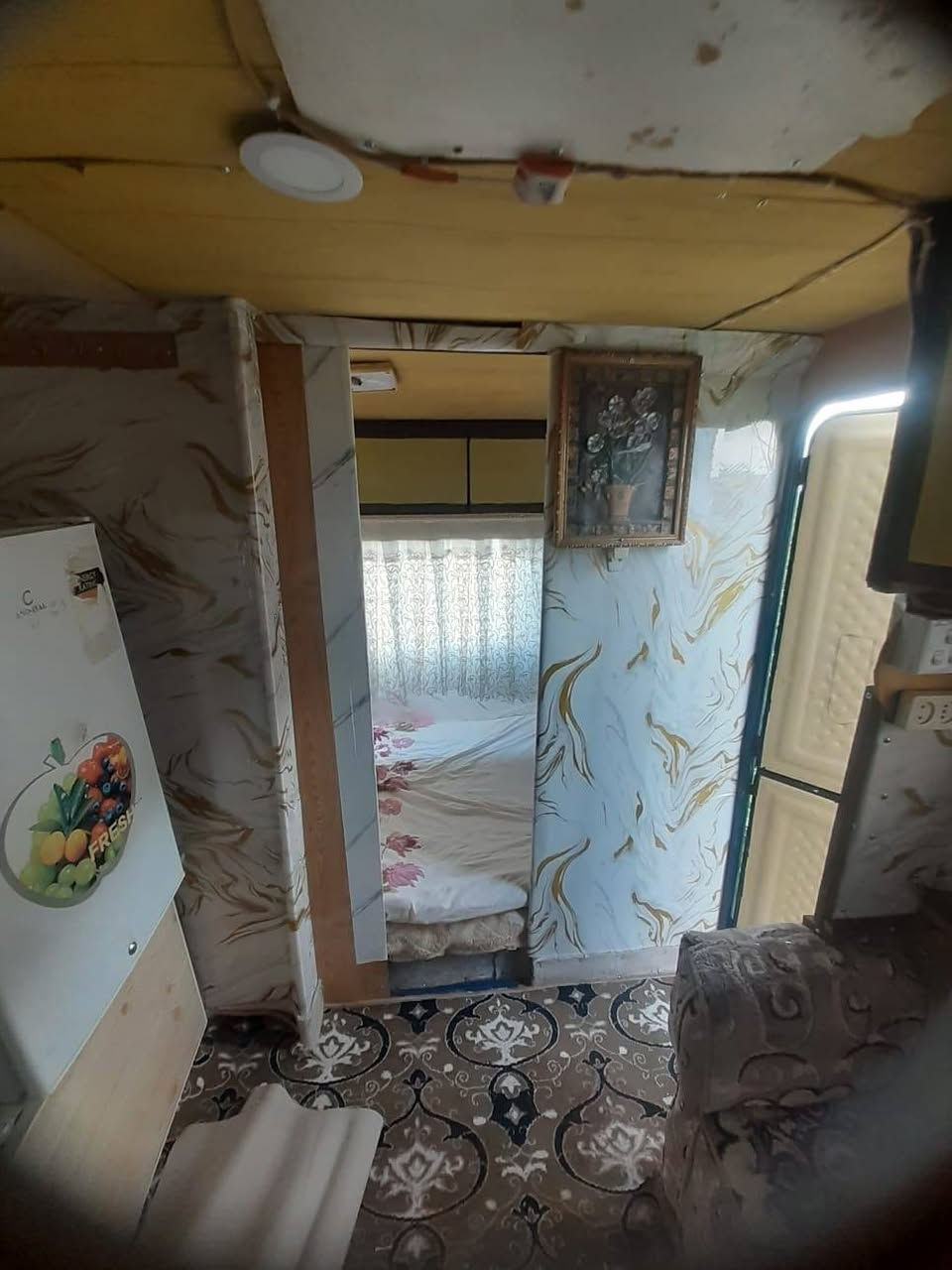 علیکم بەرێزان ... کەرەڤانە بۆ فرۆشتن ... شتێکی پاک بێ عەیبە . کارەبایات و بەگەلایت  کاردەکات . ناوەوەی قەنەفە و سلاجەی تێدایە ژووری نوستن و سیسەمی تێدایە .  لەدوای سەیارە دەیەخرێت بە سەیارەیی گچکەش رادەکێشرێت . سعری 14 وەرەقە و مەجالی تێدایە . ژ.م خاوەنی ***********
