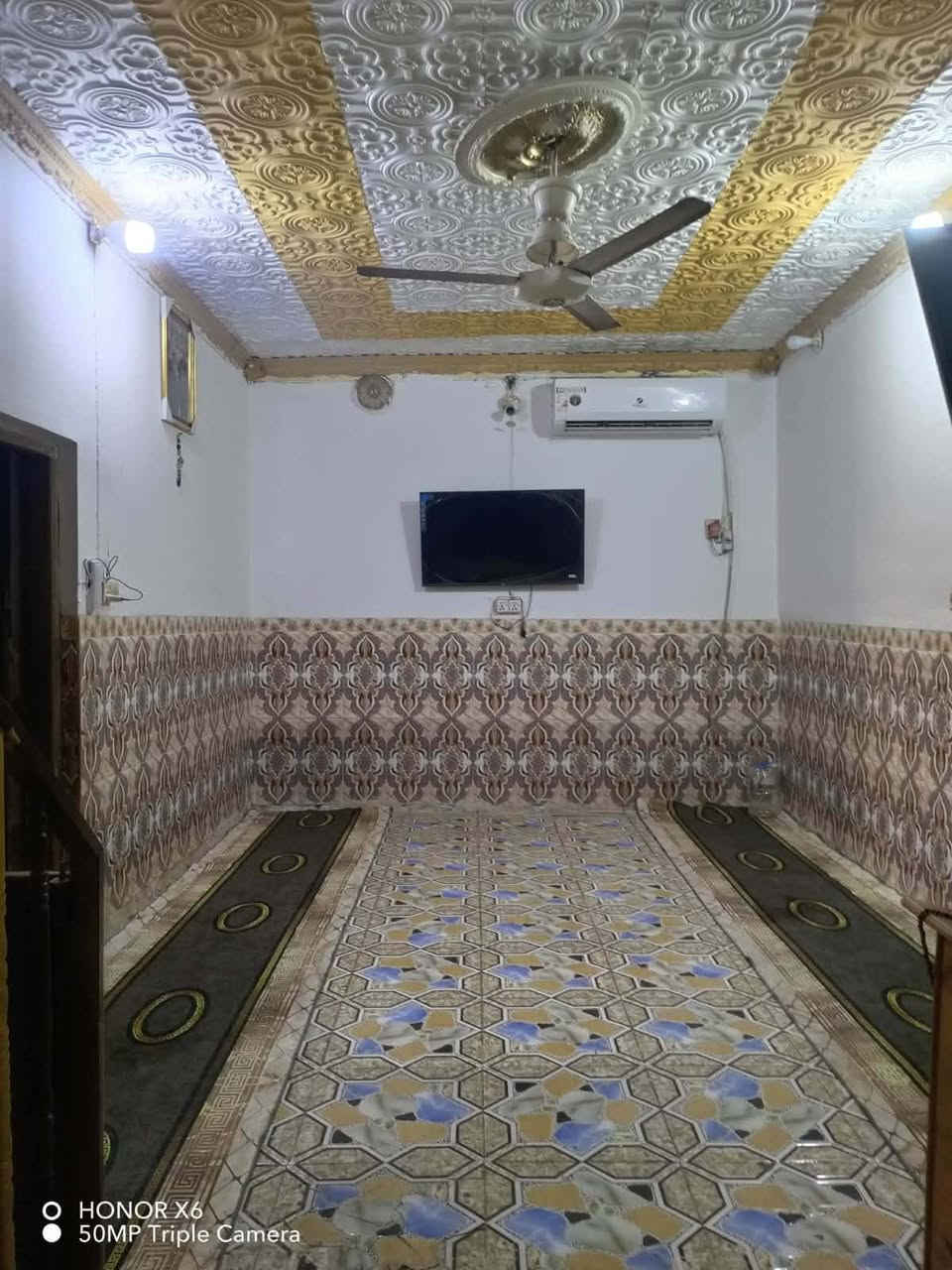 عندي بيت مساحه 200م شارع الملعب جمال غرفتين وصاله ومطبخ وصحيات استقبال طارمه مخزن ماء كهرباء مولده مجاري تبليط قريب الشارع العام اول*********** ***********
