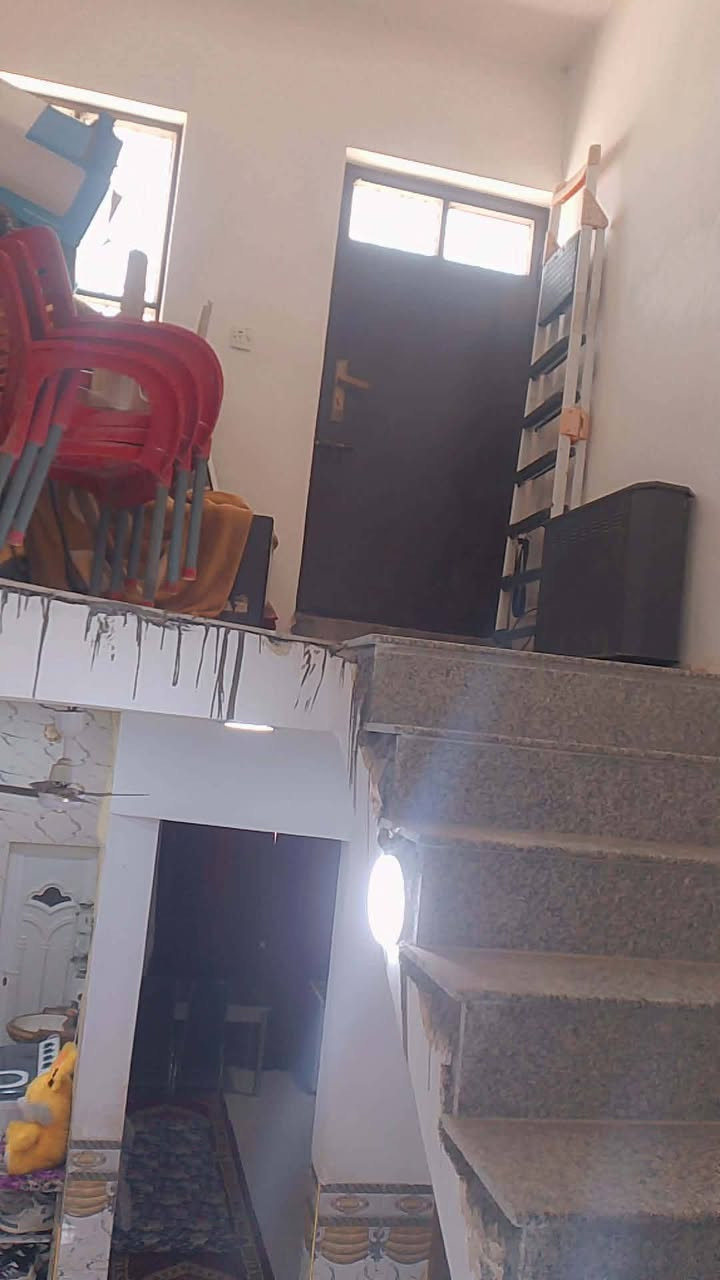 فالسلام عليكم بيت للبيع مساحة 190 متر طابو زراعي قرار 25 يحتوي على غرفتين نوم وصالة استقبال ومطبخ وصحيات  داخلية وخارجية العنوان الجعارة مقابل مطعم ديوان المدائن الأتصال ***********
