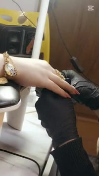 العيد فرحة، وفرحتنا ما تكتمل إلا بإشراقتك ✨..  استقبلي عيد الفطر بطلّة...