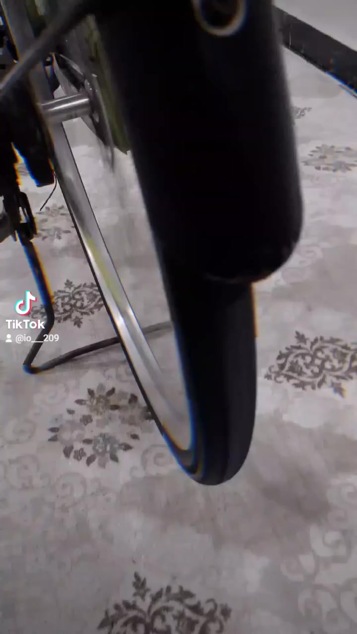 السلام عليكم بايسكل للبيع موديل 17 بايسكل نظيف ***********
