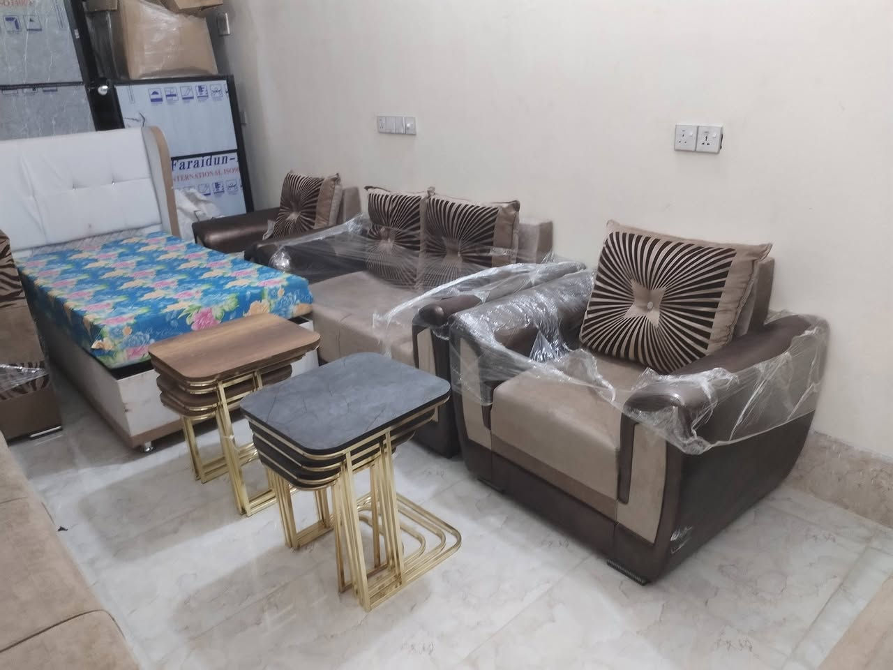 متوفر جميع اللاثاث المنزلي الجديد والمستخدم في مجمع أم البنين ع للاثاث المستخدم وجديد العنوان واسط نعمانيه شارع جعفر الطيار مقابل معرض أبو نور للسيراميك اي استفسار مراسلة الصفحة او الاتصال على الرقم *********** /***********
