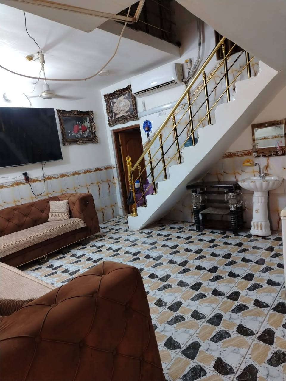 السلام عليكم دار للبيع مساحته 120 متر خلف مول اهل الخير بكاع كريم  البيت  صاله و ومطبخ و وكيلدور  وطارمه  وصحيات
السعر 55  وبي مجال

***********
