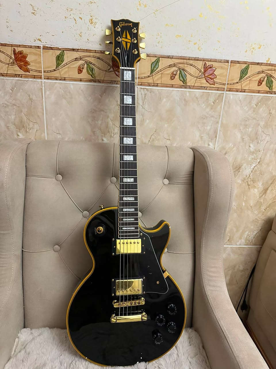 للبيع: جيتار كهربائي Gibson Les Paul Custom (Chibson) 🎸
لعشاق الموسيقى والتميز، جيتار الموديل الشهير Black Beauty بتصميم كلاسيكي رائع وأنيق متوفر الآن للبيع.
 ✨ الموديل: Gibson Les Paul Custom 
 🎨 اللون: أسود لامع مع إكسسوارات وقطع ذهبية فاخرة (Gold Hardware)
 📦 الحالة: جديد تماماً وغير مستخدم (في فوم المصنع الخاص به)
 🎶 الأداء: صوت قوي وممتاز ومناسب جداً لعزف الـ Rock والـ Blues والـ Metal.


**إذا كنت صاحب هذا الإعلان وتريد حذفه لأي سبب، رجاءا أرسل رسالة إلى الدعم الفني**