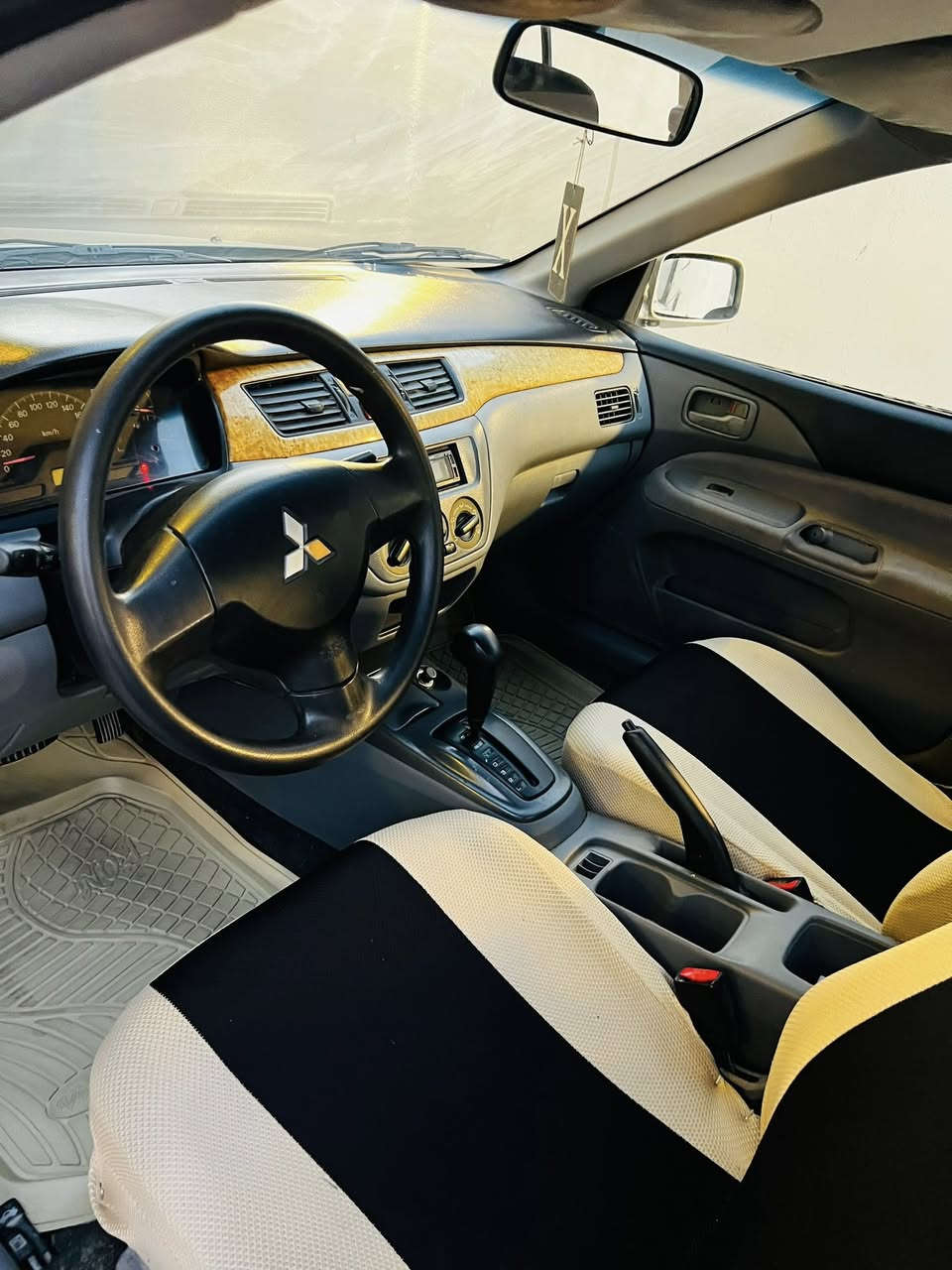 السلام عليكم
لانسر موديل 2010 رقم كربلاء مشروع وطني ارقام وهزة جديدة ميحتاج 
كير مكينة تبريد تدفئة مكفولات حجم المحرك 1600 قبق ابيض عليها ادامة دهن هايدروليك كير مي زيتي قايش تايم قيس بلكات ونوزلات كهربائيات كلهم جديد ماشية 239 حقيقي دك جرس من تعبر 120 
 بيها ضربة جاملغ امامي وجاملغ خلفي ومصبوغة حزام للجمالية صبغة السيارة حلوة مثل ماتشوفون 
رايدها 79 وبيها مجال بسيط 
مكاني البلديات مضمار العابد ***********
