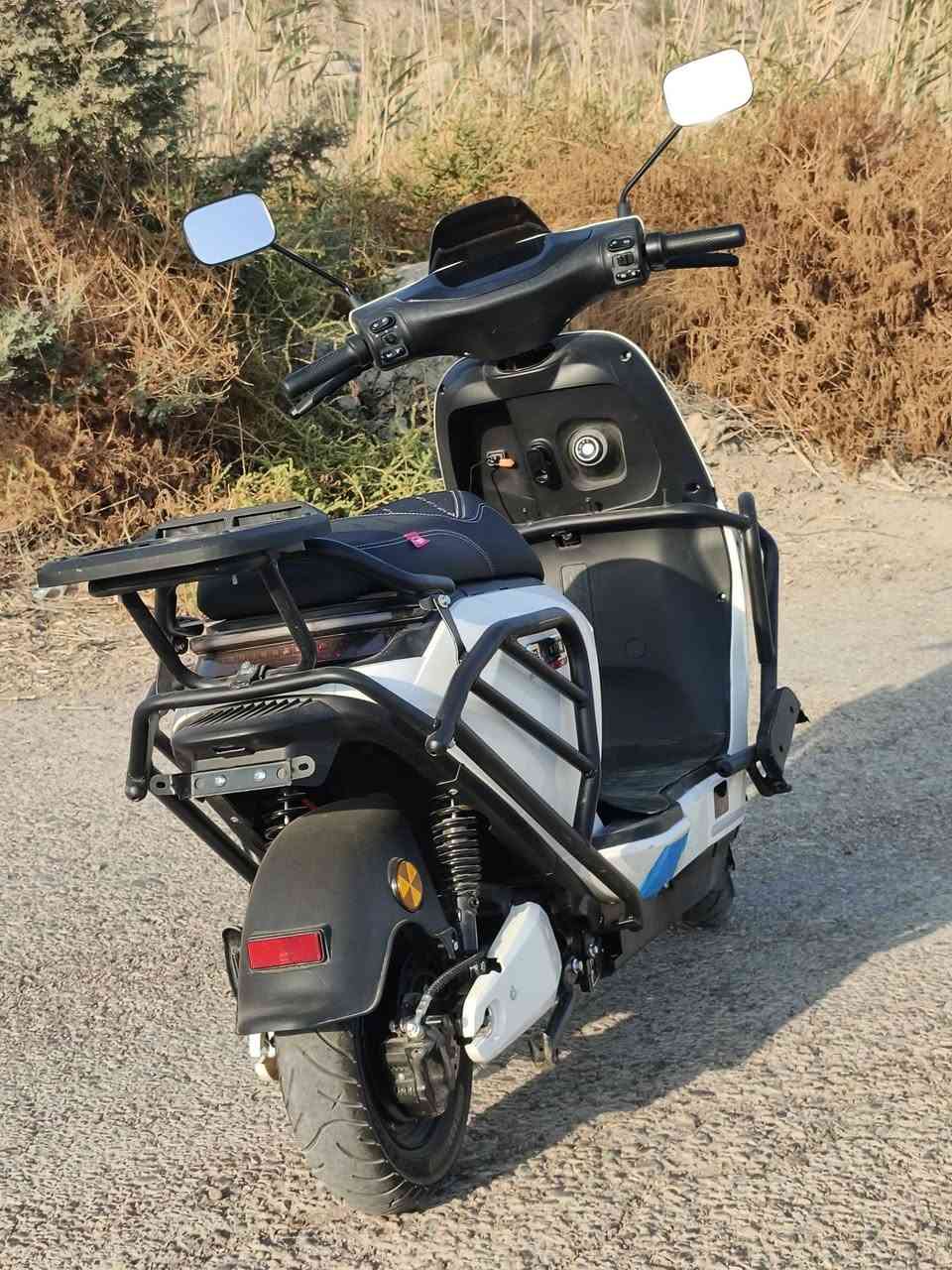 السلام عليكم
دراجه شحن للبيع 

المواصفات

اربع سرع مع نضام السبورت

بلوتوث  

NFC مع كارتين تشغيل وتشغيل عبر الهاتف

عدد البطاريات 6

الملف 2500 32 امبير 72U

شاشه ديجتال

مانع انزلاق 

مثبت سرعة

نضام الرجوع للخلف R

نضام الامان P

مع جنطة هديه وشاحنتها

ماشيه 1900 كيلو

السعر 900 بيه مجال 

للتواصل *********** واتساب فقط
