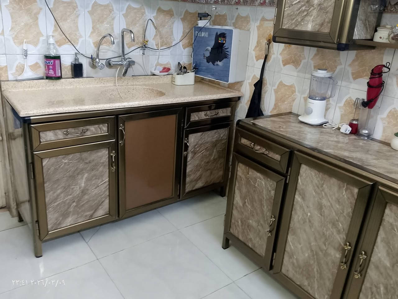 كاونتر مطبخ
كاونتر المنيوم  نظيف جدا مع ملحق وسنك مرمر 
والملحق على شكل حرف L  يترس المطبخ
الطول الأول 1.75  متر
والسنك        1.5   متر
مع طباخ كريازي مصري الصنع نظيف جدا جدا
خمس عيون وفرن داخلي شغال 100/100
السعر الاتصال على  ***********8
