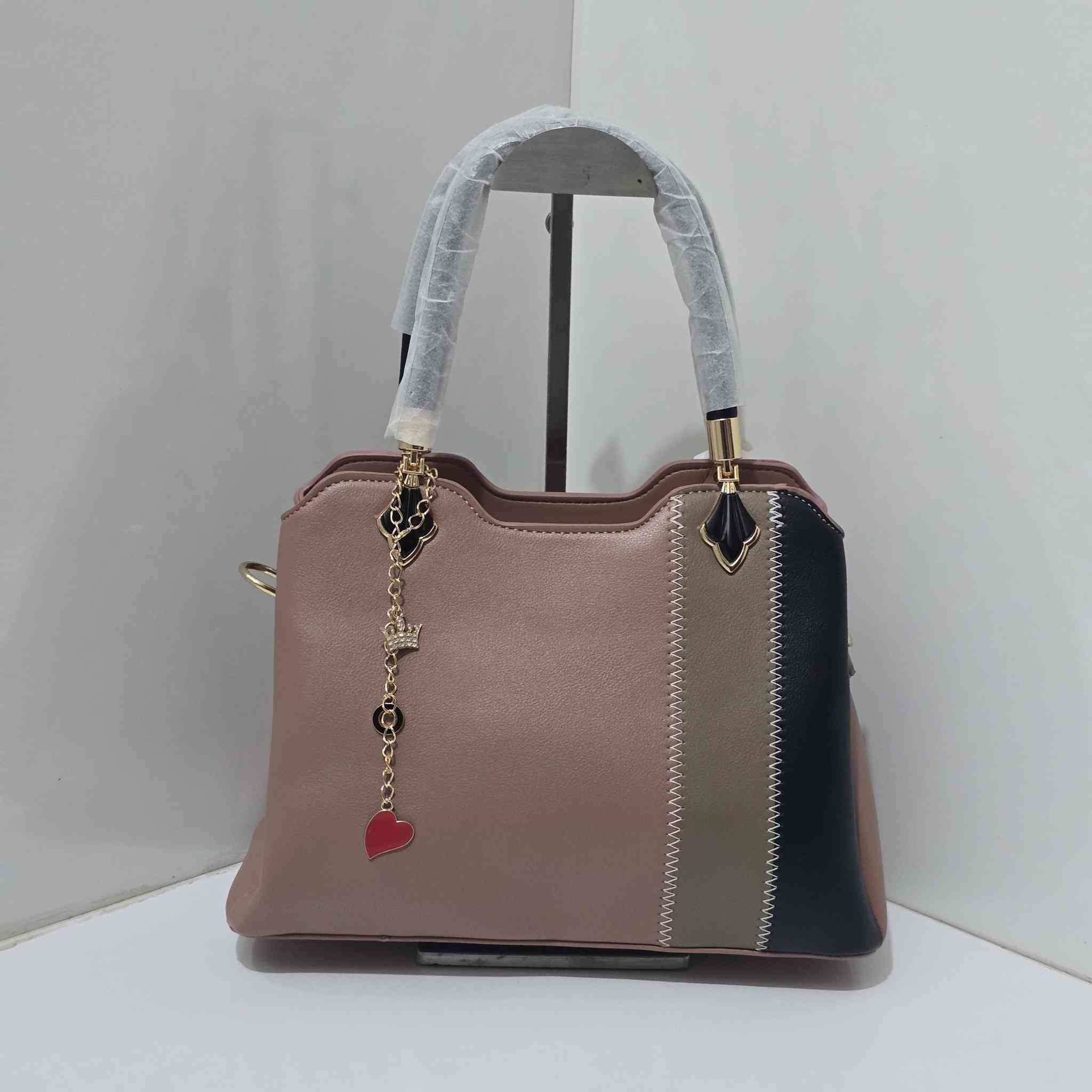 #تخفيضات_نار 🔥🔥🔥🔥🔥🔥🔥
اي قطعه داخل البوست صارت #ب١٧ الف فقط 
التوصيل لكل العراق صار (٣) الف فقط

العرض لمدة اسبوع فقط من تاريخ النشر 
❤️❤️❤️❤️❤️❤️
لأن كل امرأة تستحق حقيبة تشبهها 🤍 تجمع بين الأناقة، العملية، والذوق الرفيع."
التوصيل لكل محافظات العراق صار #ب٣ الف فقط 

متوفره حسب الالوان المرفقه في الصور ❤❤❤

#اذا_حبيتي_تكون_اطلالتج_مميزه راسلينا ع البيج 
او الاتصال ع الرقم ✅️***********✅️

  #التوصيل لكل محافظات العراق صار   (٣) الف فقط
