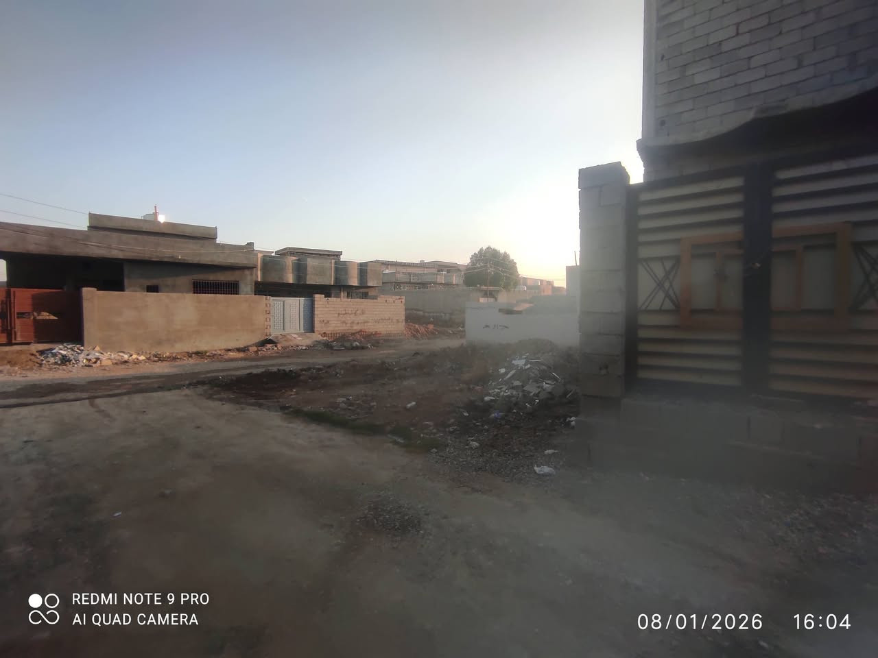 السلام عليكم...
هيكل للبيع في حي الشرطة قرب تكية سيد رعد الحيالي مساحة ١٥٠متر طابقين يتكون الطابق الاول من أستقبال وغرفتين نوم وصالة ومطبخ وصيحات خارجية والطابق الثاني يتكون من مطبخ وغرفة وصالة علماً أن المنطقة مخدومة (كهرباء وماء ويوجد خط ماء للهيكل)والهيكل وسط المنطقة السكنية للاستفسار الاتصال على الرقم ***********
