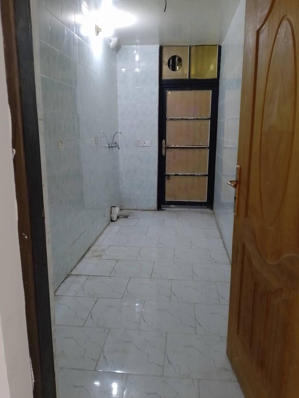 مشتمل ارضي للايجار مساحة ٨٠ متر (مطبخ،استقبال،صالة،غرفة نوم ١،مجمع صحي )
الموقع المهدية الثانية قرب جسر صدام 
للاتصال برقم ***********
متواجد على مواقع التواصل الاجتماعي ( فيسبوك،واتساب )
