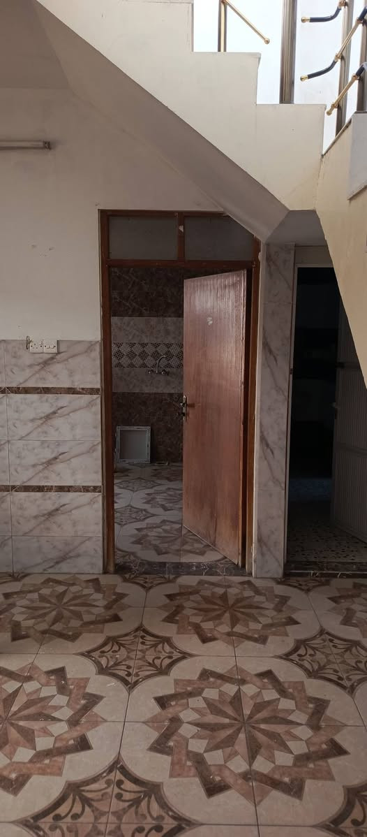 شقه للايجار طابق ثاني في حي الرساله غرفتين نوم وهول ومطبخ وصحيات كاشي وسيراميك وسقوف ثانوية الشقه فول نظافة مكتب دار الأمين للعقار *********** ***********
