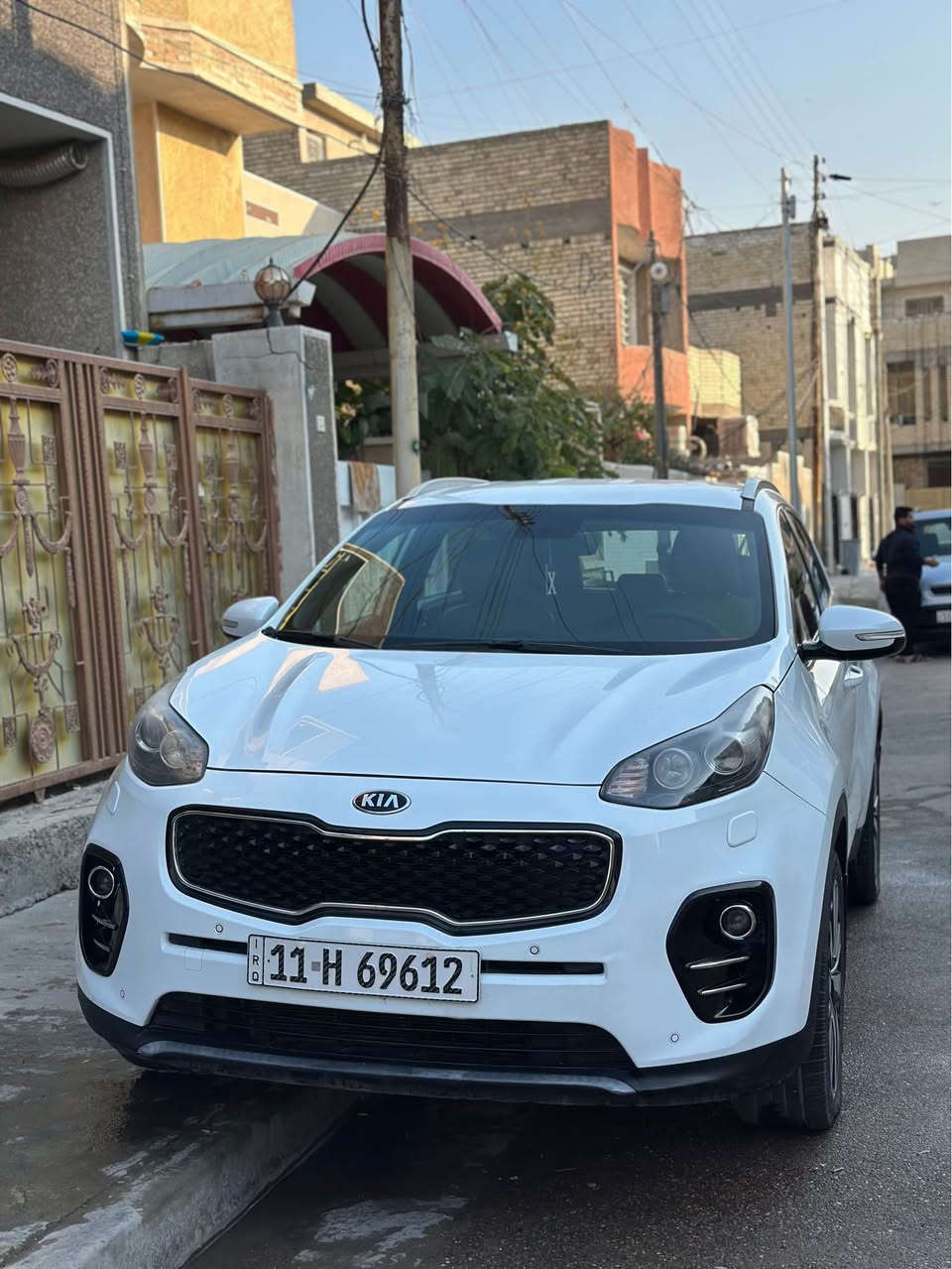 اللهم صل على محمد وال محمد 
كيا سبورتج موديل ٢٠١٨ 
خليجية بدون صبغ 
فقط بيها بارد قليل 
مواصفاتها نص فول 
⬇️رادار جانبي 
⬇️مري شفط + اشارة بامري 
⬇️زراكات ماء لايت 
⬇️كشن السائق كهرباء 
⬇️مكينة 2000دوش 
⬇️حساسات 360 درجة 
⬇️داخل جلد لونين 
⬇️ثلاث انظمة قيادة 
باقي المواصفات معروفه السيارة جاهزة من كلشي 
طخم تاير صدر حدادية  تبريد خير من الله 
مكان السيارة بالشعب 
سعرها ب١٧٨ وبيها مجال قليل
للاستفسار *********** بغداد, العراق
