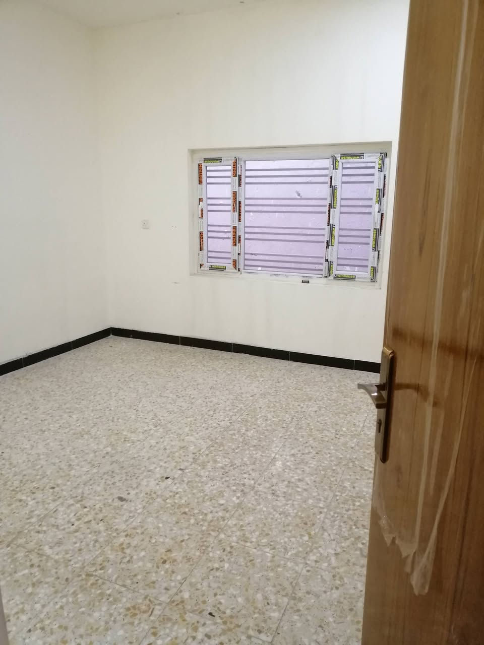 بيت للايجار ٤ غرف و٣ حمامات وصالة ومطبخ وكراج حي الخضراء 180 متر بناء حديث قرب مجمع المدارس. للتواصل الرقم اول تعليق
