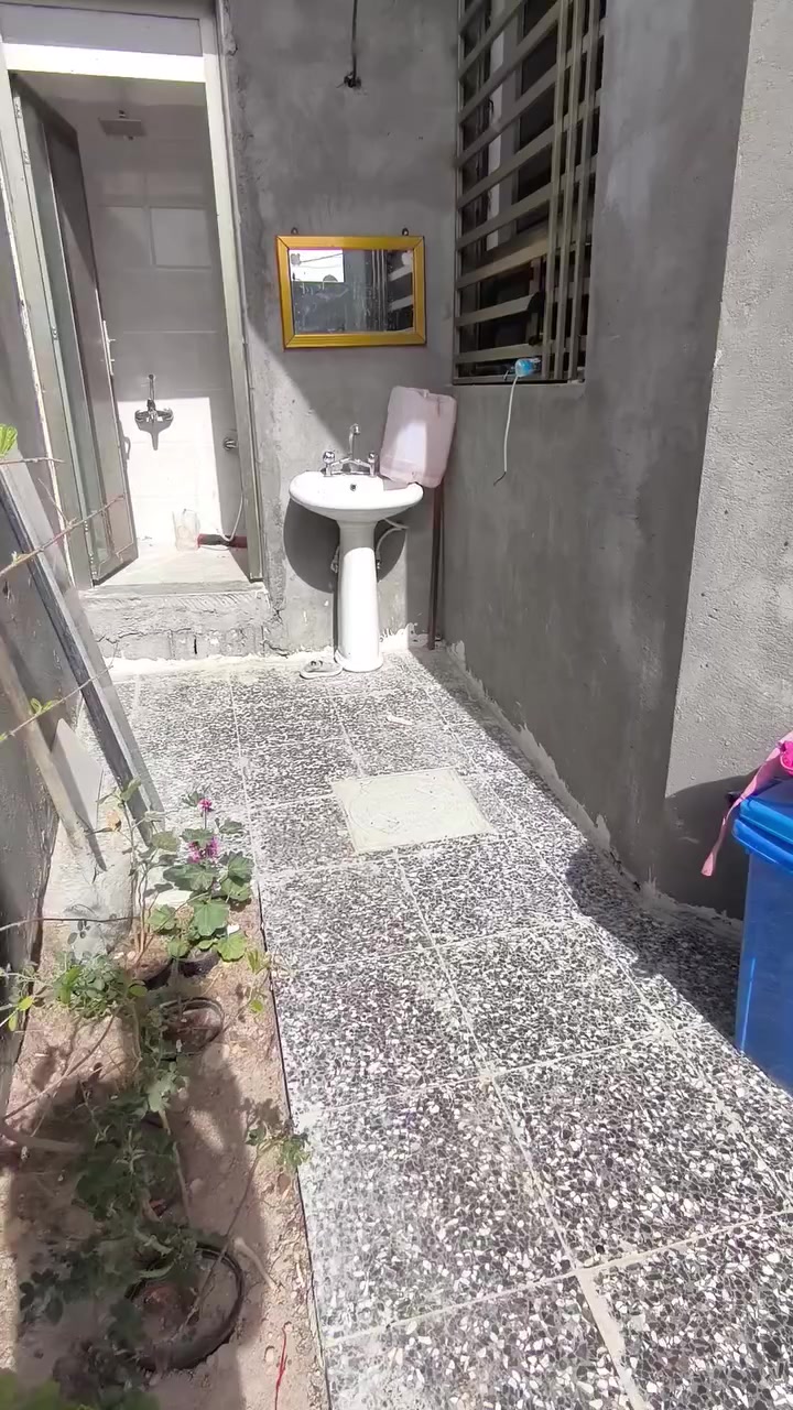 السلام عليكم 
بيت للبيع مساحه 200م
مكانه حي الزيتون قرب مدرسه هبه الرافدين للبنات
خلف كليه الشرق 
طابو زراعي اصولي كل لخدمات موجوده سعر 180
***********
